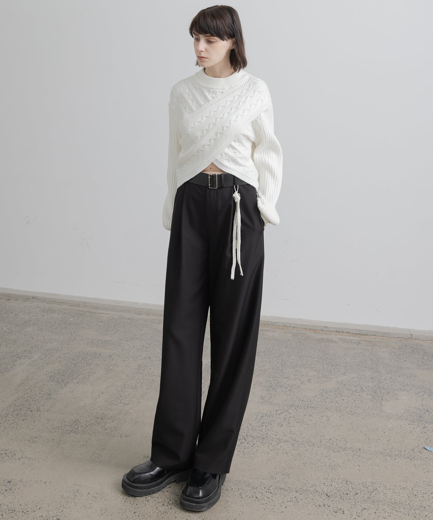 프론트 크로스 짧은 길이 니트