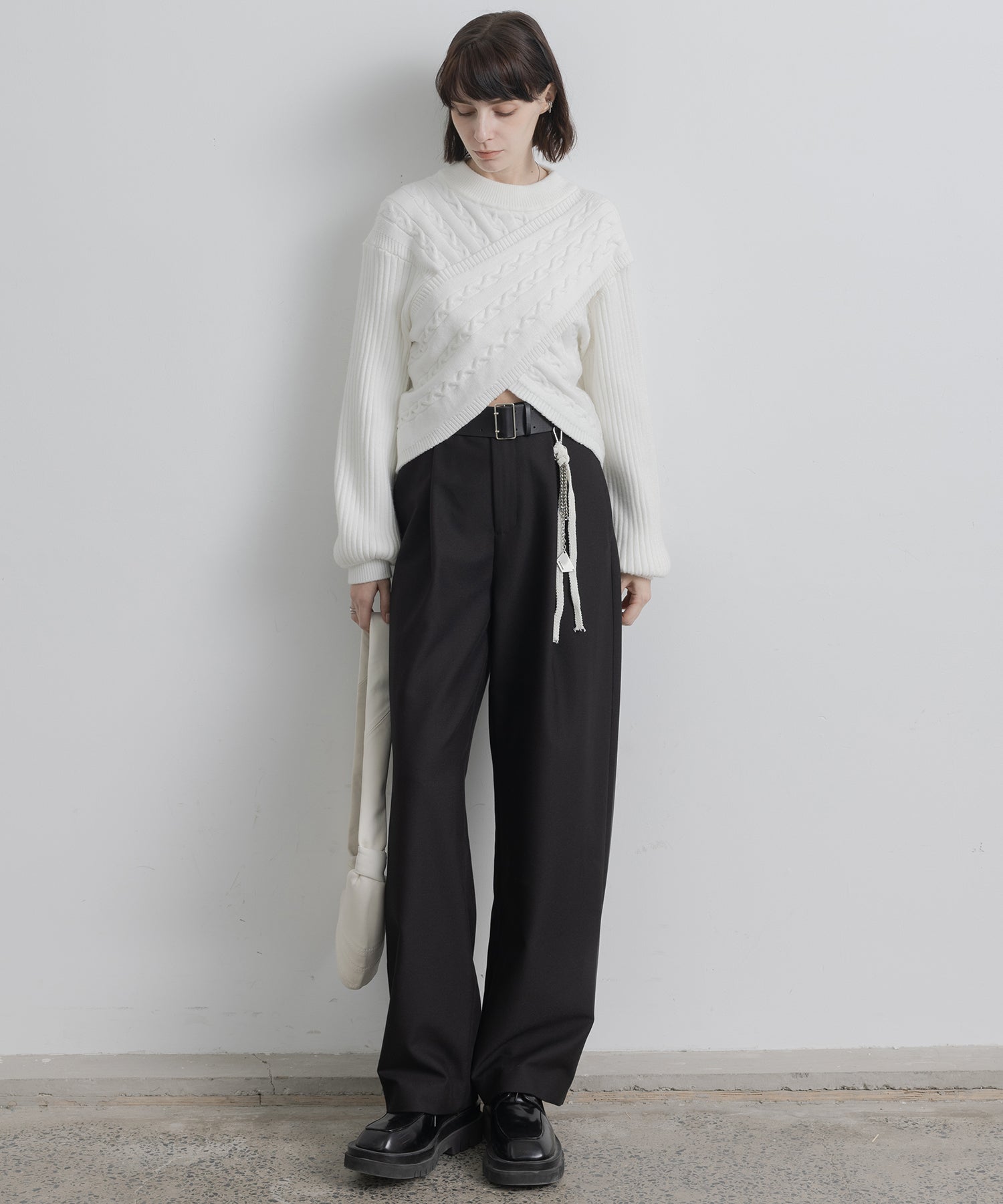 프론트 크로스 짧은 길이 니트