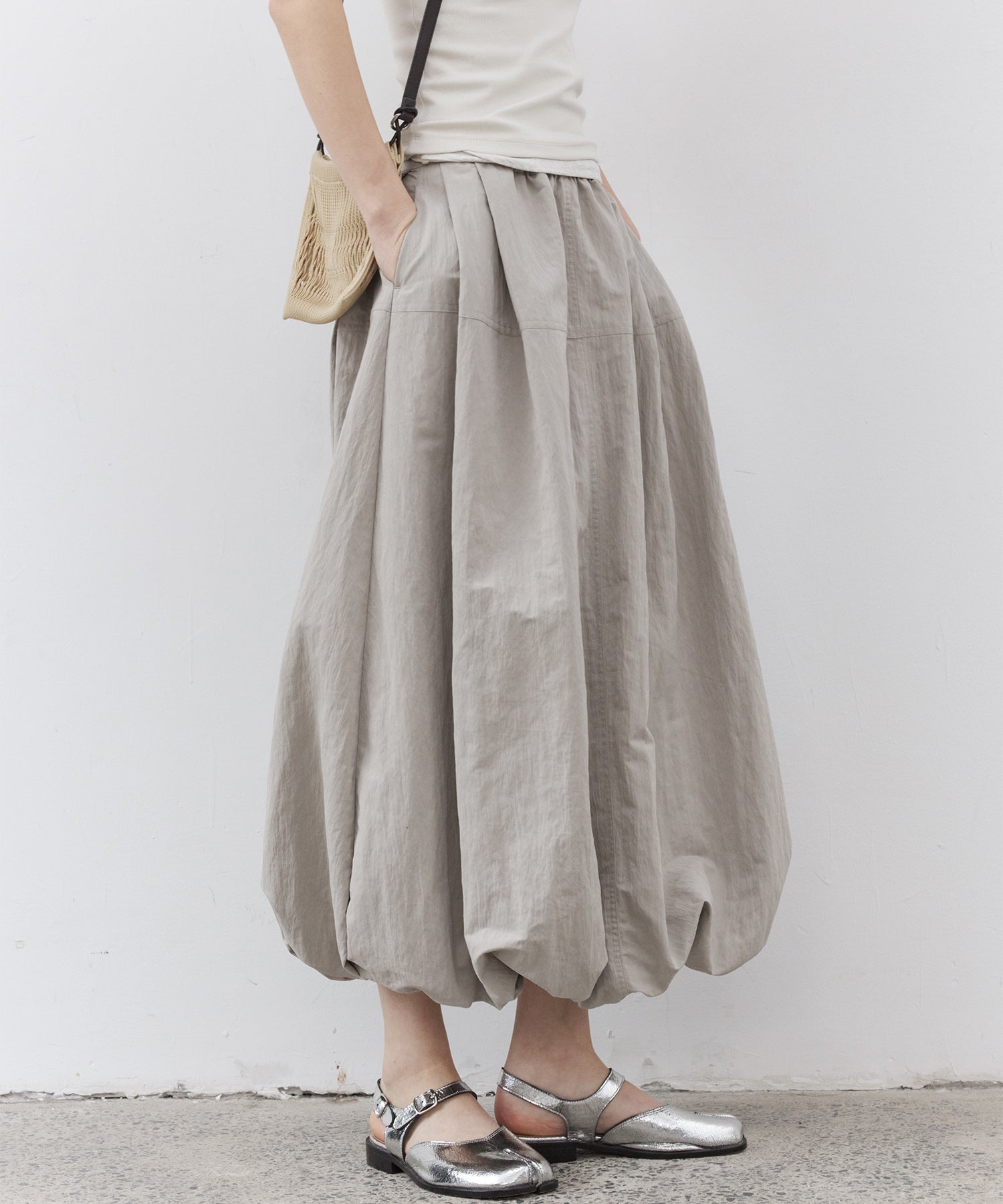 Narrow Volume Silhouette Skirt