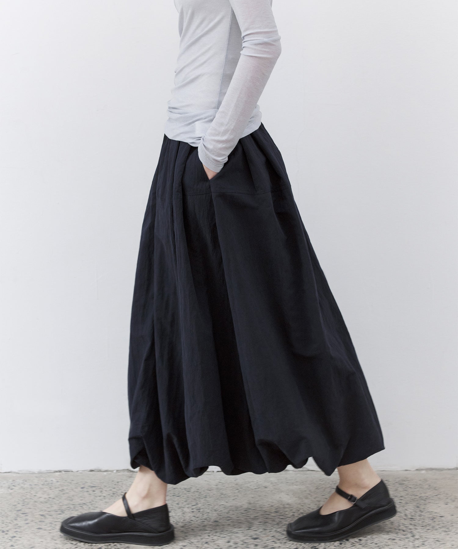 Narrow Volume Silhouette Skirt