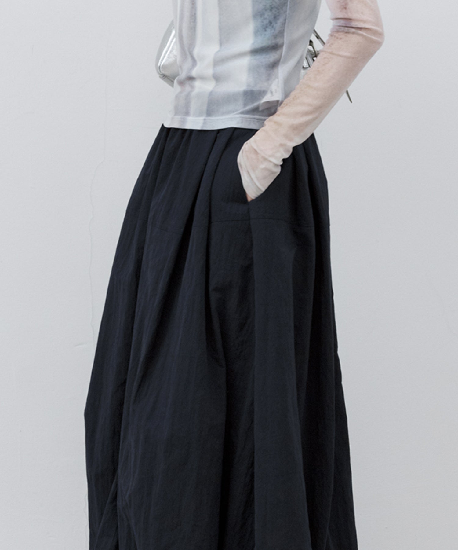 Narrow Volume Silhouette Skirt