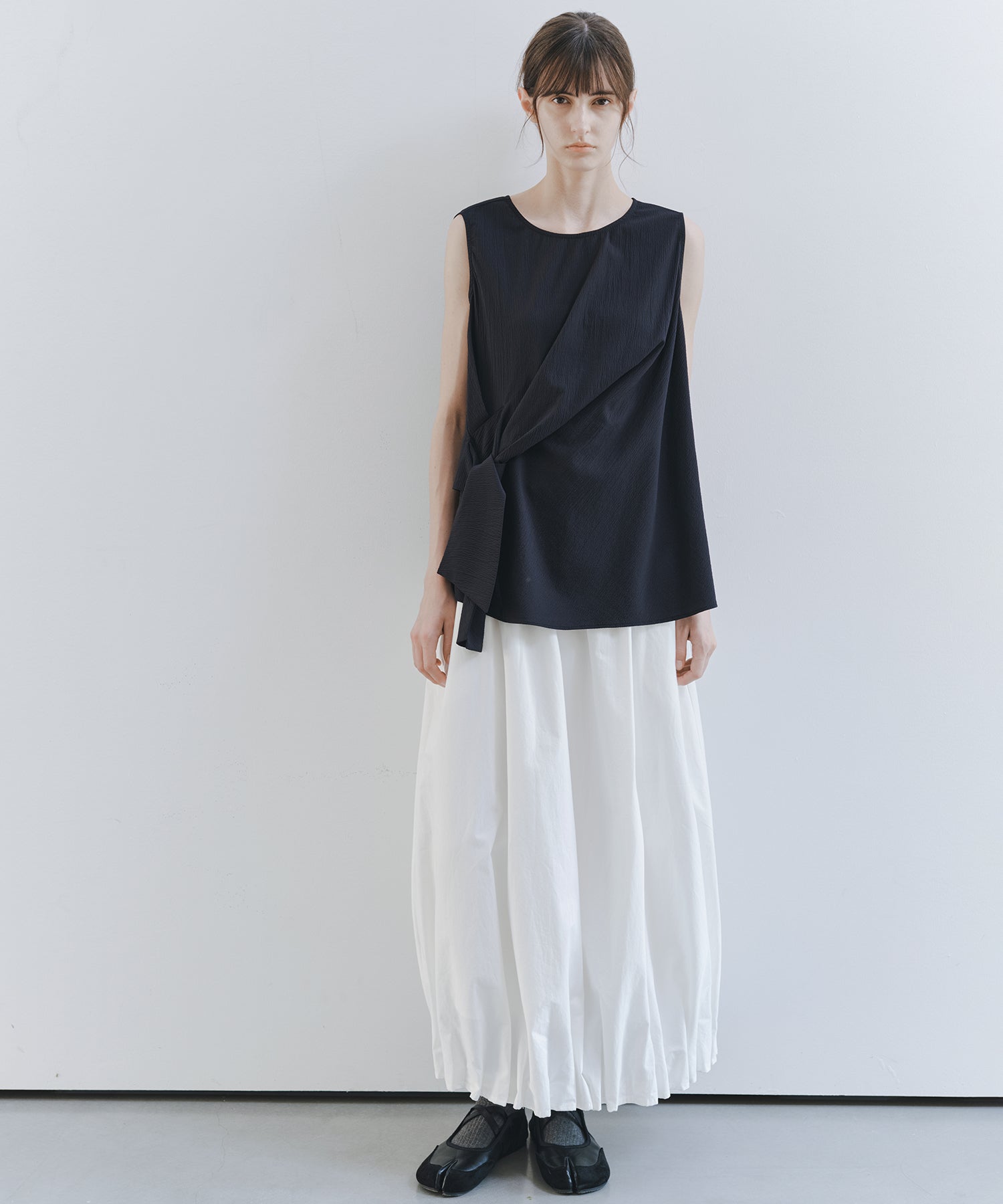 「7月上旬~中旬出荷」Twist Detail Sleeveless Top