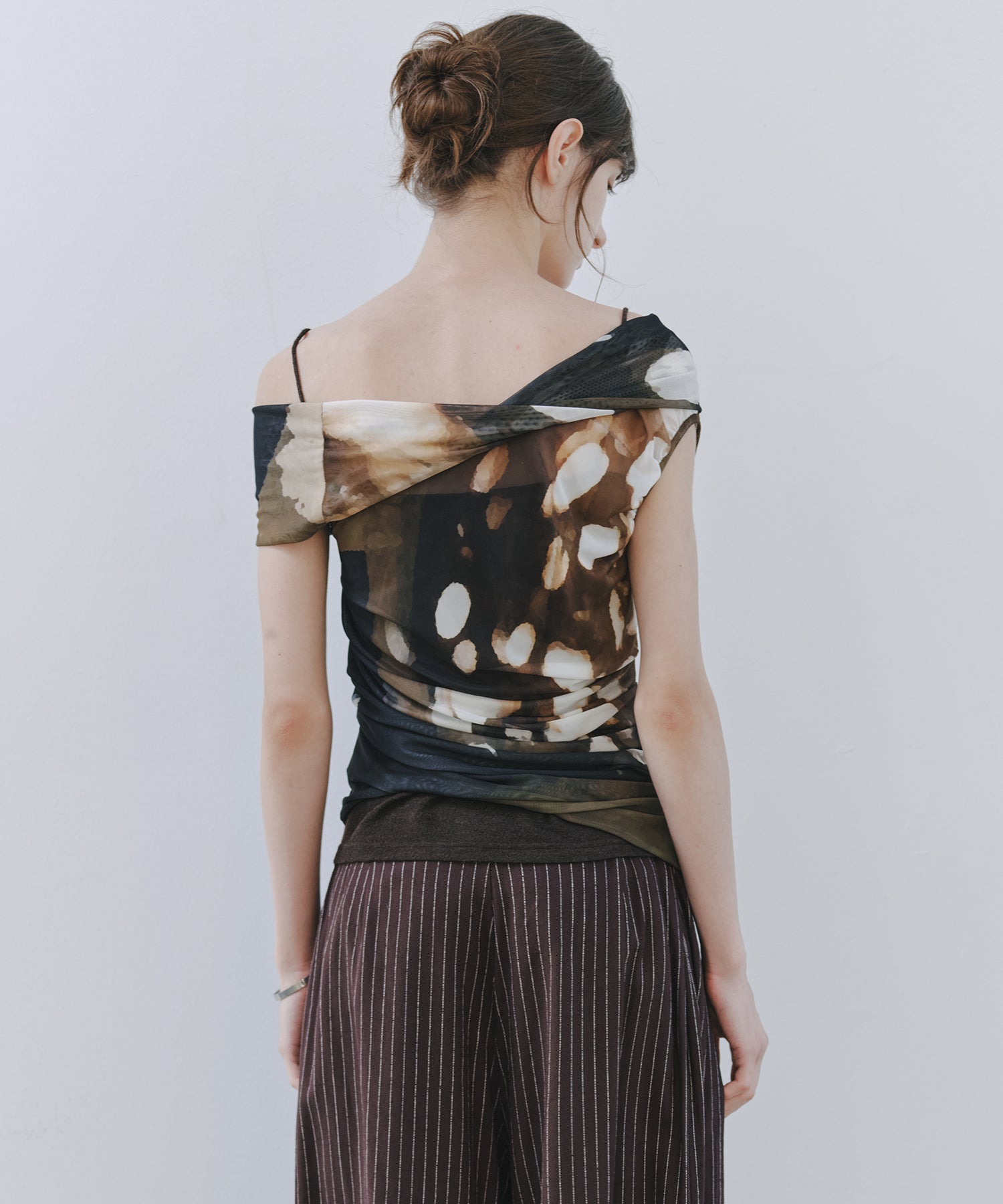 「7月上旬~中旬出荷」Art Print One-Shoulder Sheer Top