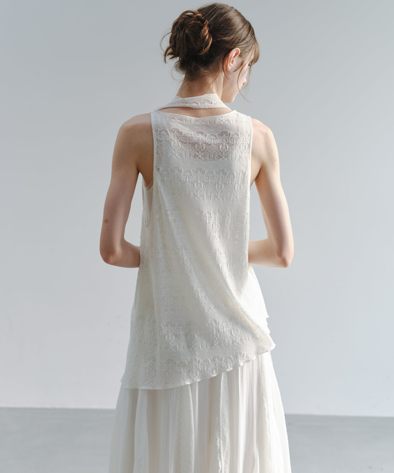 「8月中旬~下旬出荷」Jacquard Sheer Draped Sleeveless Top