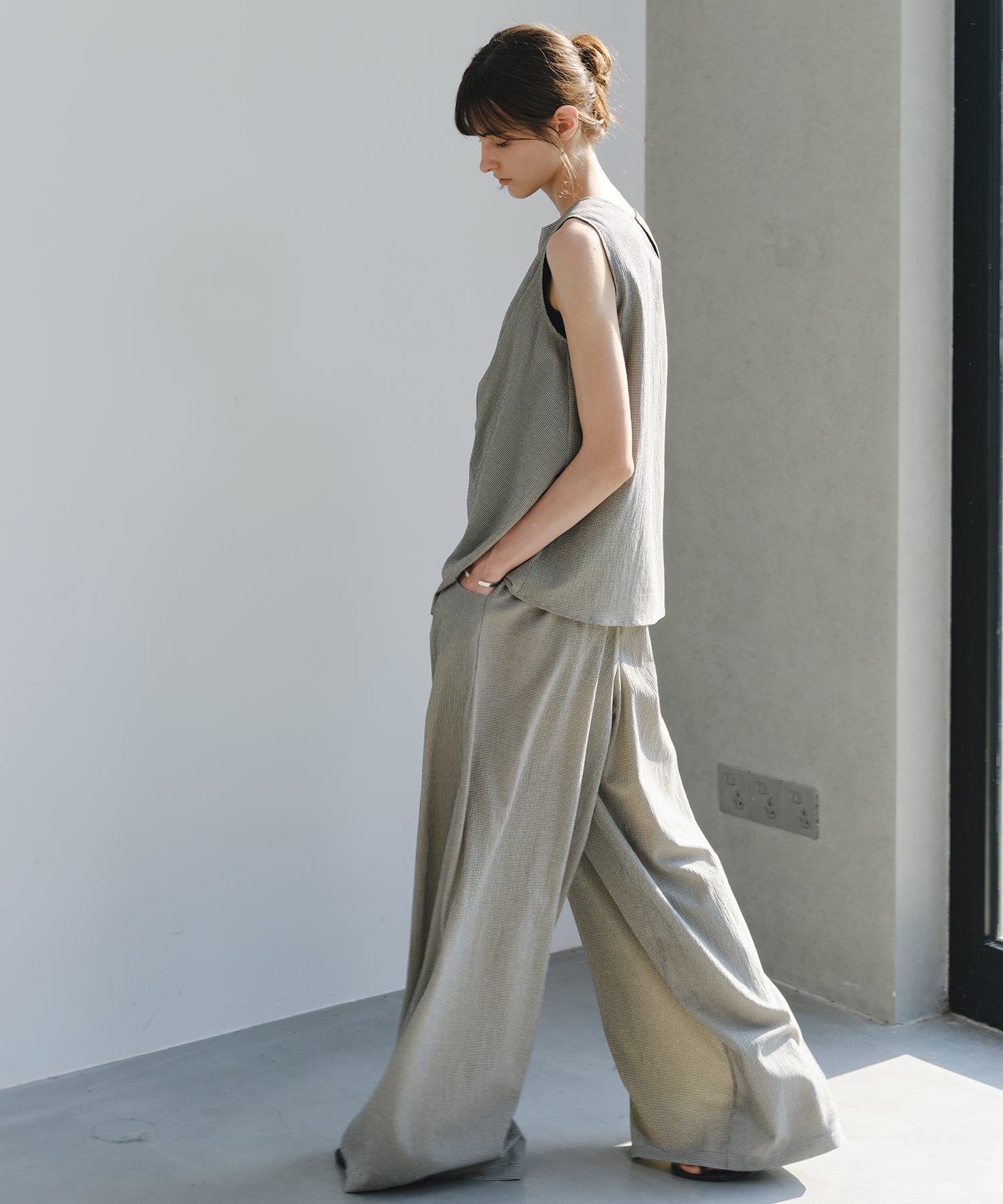 「7月上旬~中旬出荷」Twist Detail Sleeveless Top