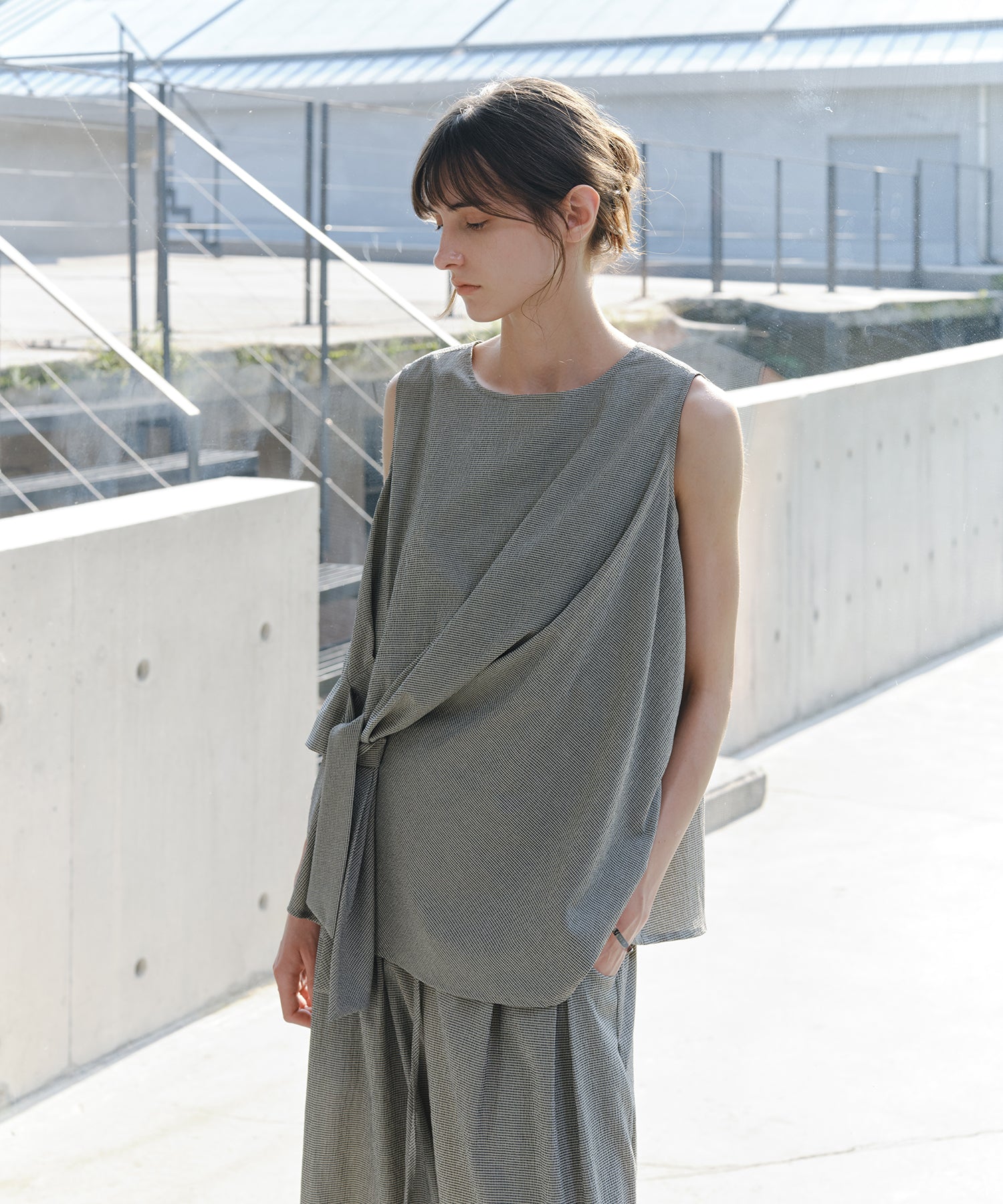 「7月上旬~中旬出荷」Twist Detail Sleeveless Top
