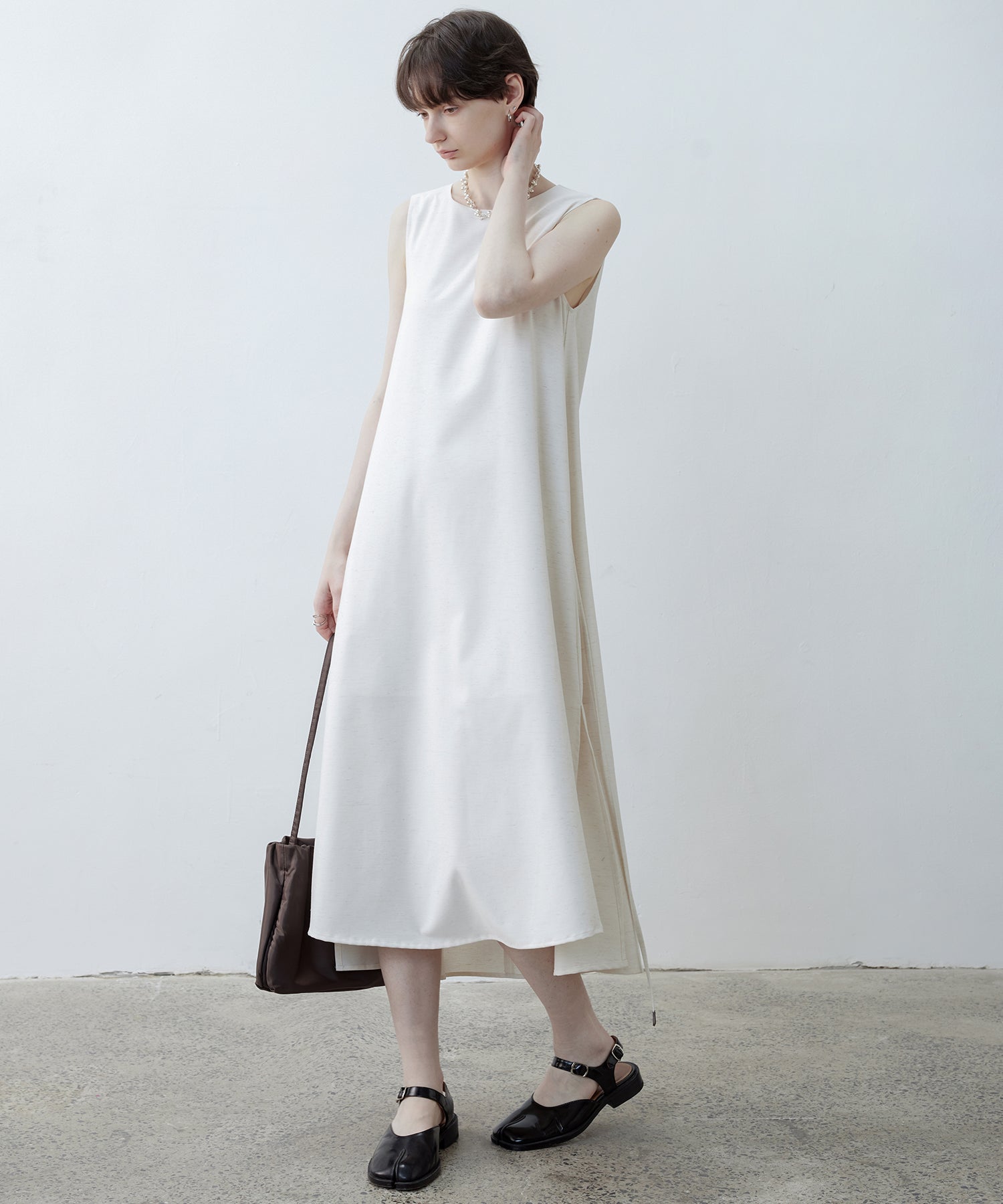 Back-Drape Sleeveless 미디 드레스