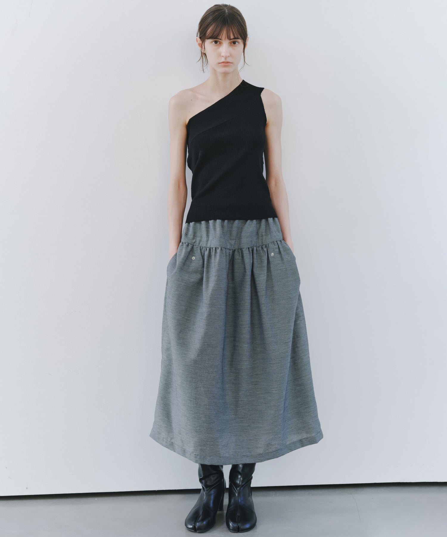 「7月中旬~下旬出荷」Asymmetric Ribbed One-Shoulder Top