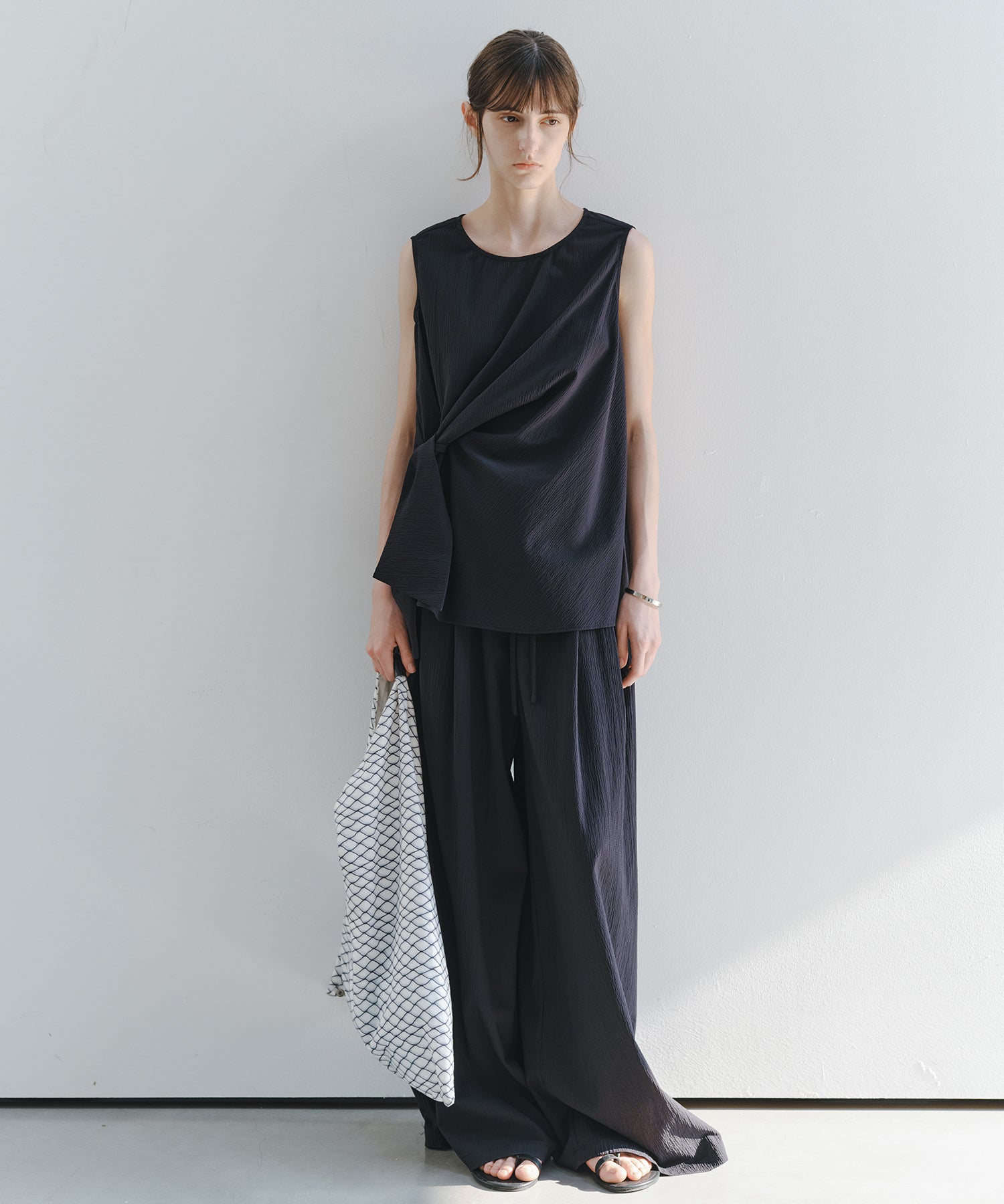 「7月上旬~中旬出荷」Twist Detail Sleeveless Top