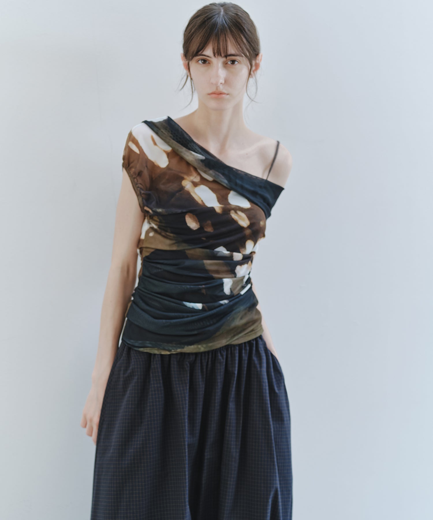 「7月上旬~中旬出荷」Art Print One-Shoulder Sheer Top