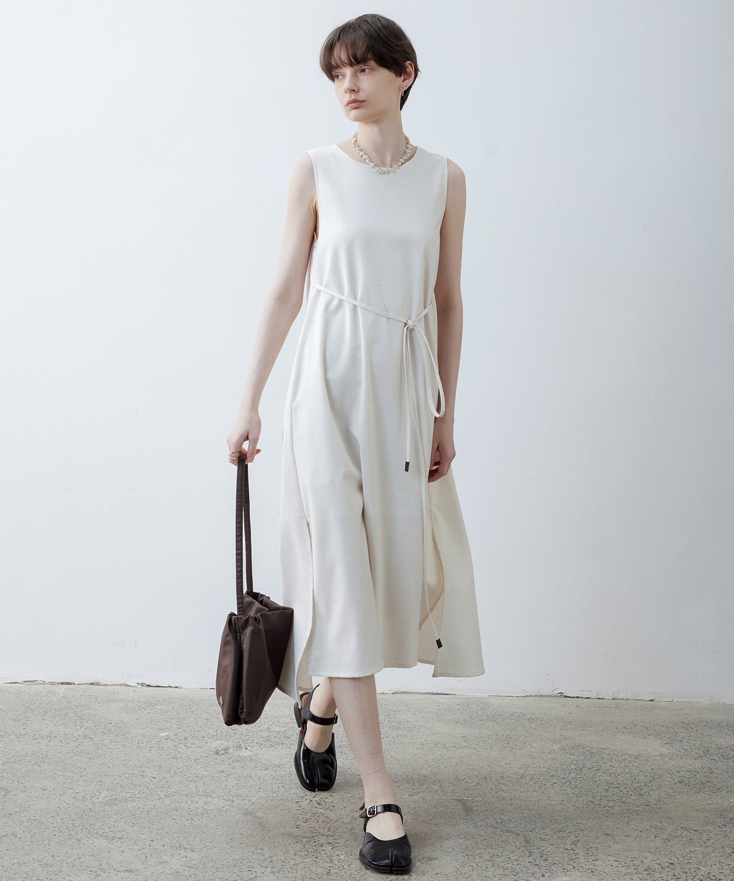 Back-Drape Sleeveless 미디 드레스