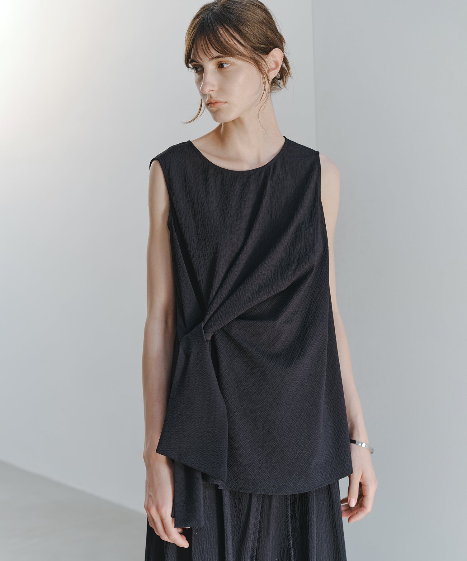 「7月上旬~中旬出荷」Twist Detail Sleeveless Top