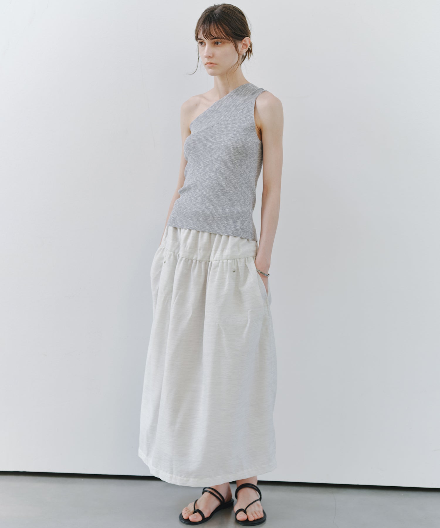 「7月中旬~下旬出荷」Asymmetric Ribbed One-Shoulder Top