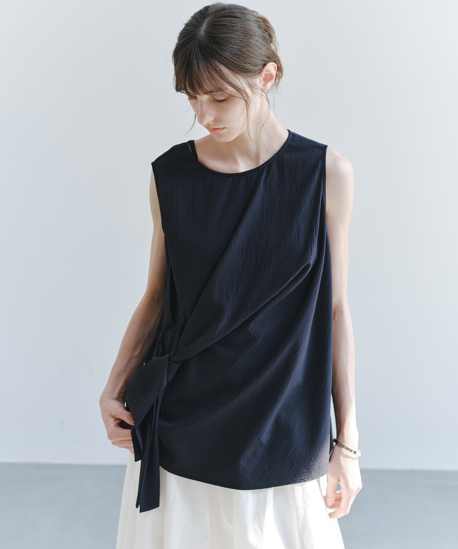 「7月上旬~中旬出荷」Twist Detail Sleeveless Top