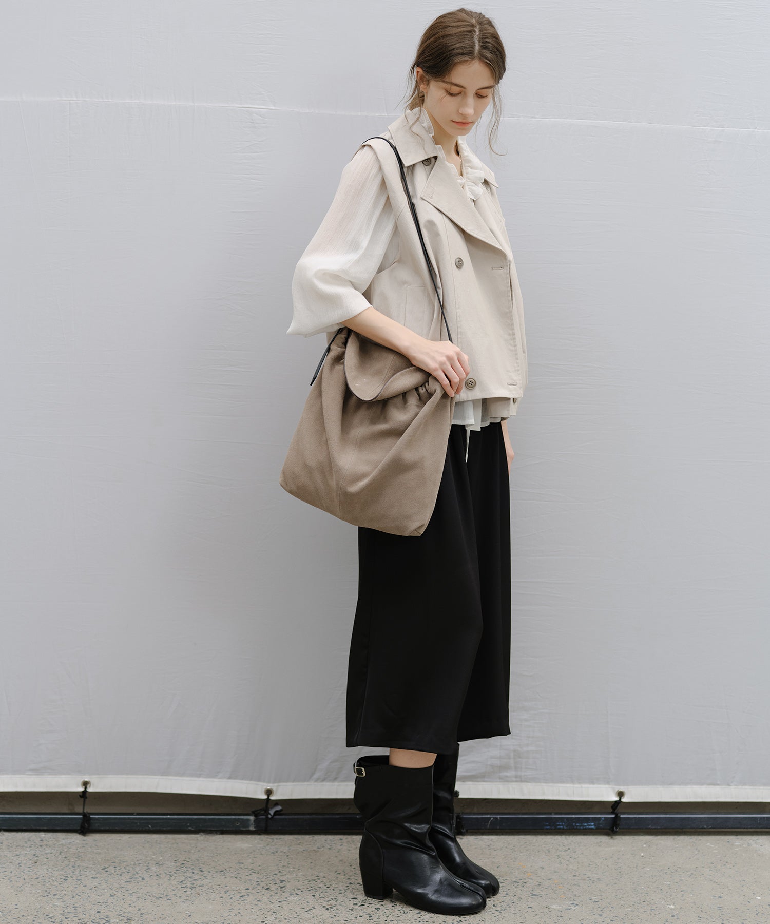 "Shipping scheduled for late February to early March" Lapel Collar Double-Breasted Vest