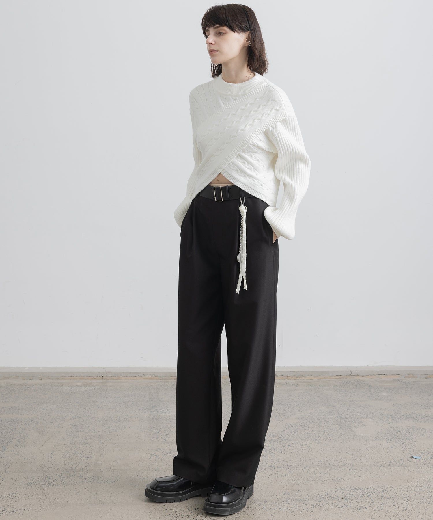 프론트 크로스 짧은 길이 니트