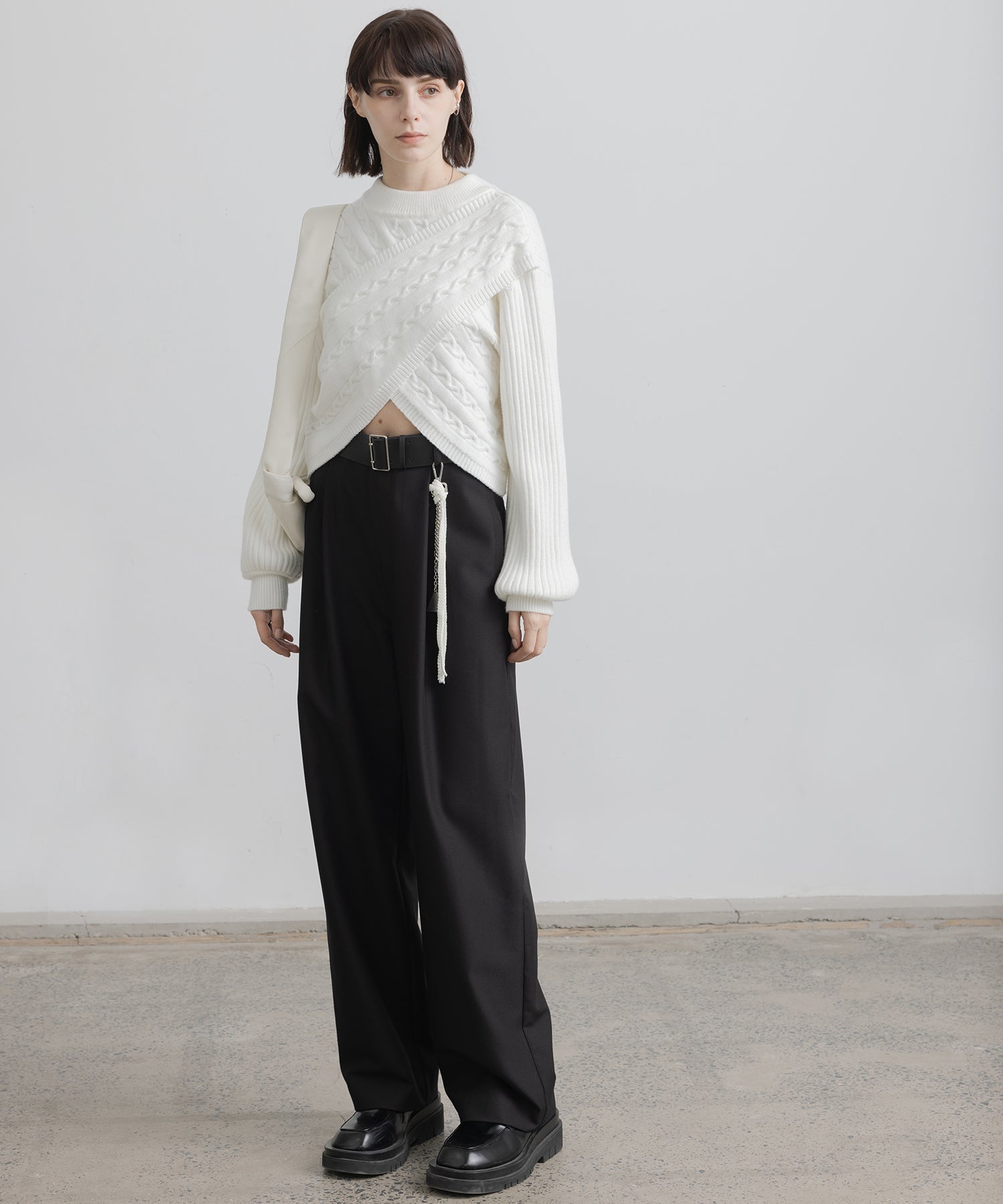 프론트 크로스 짧은 길이 니트