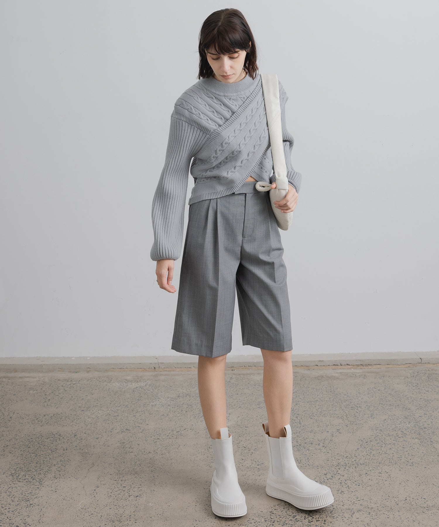 프론트 크로스 짧은 길이 니트