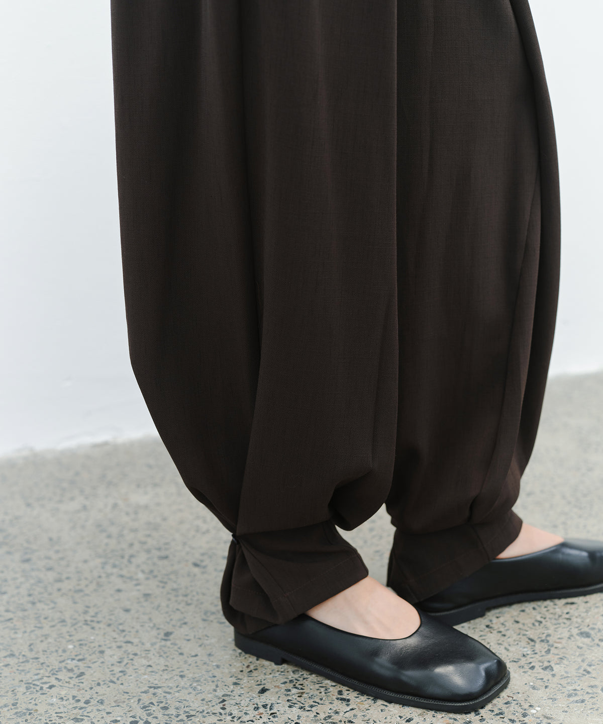 「10月下旬出荷予定」Tuck Detail Adjustable Hem Wide Pants