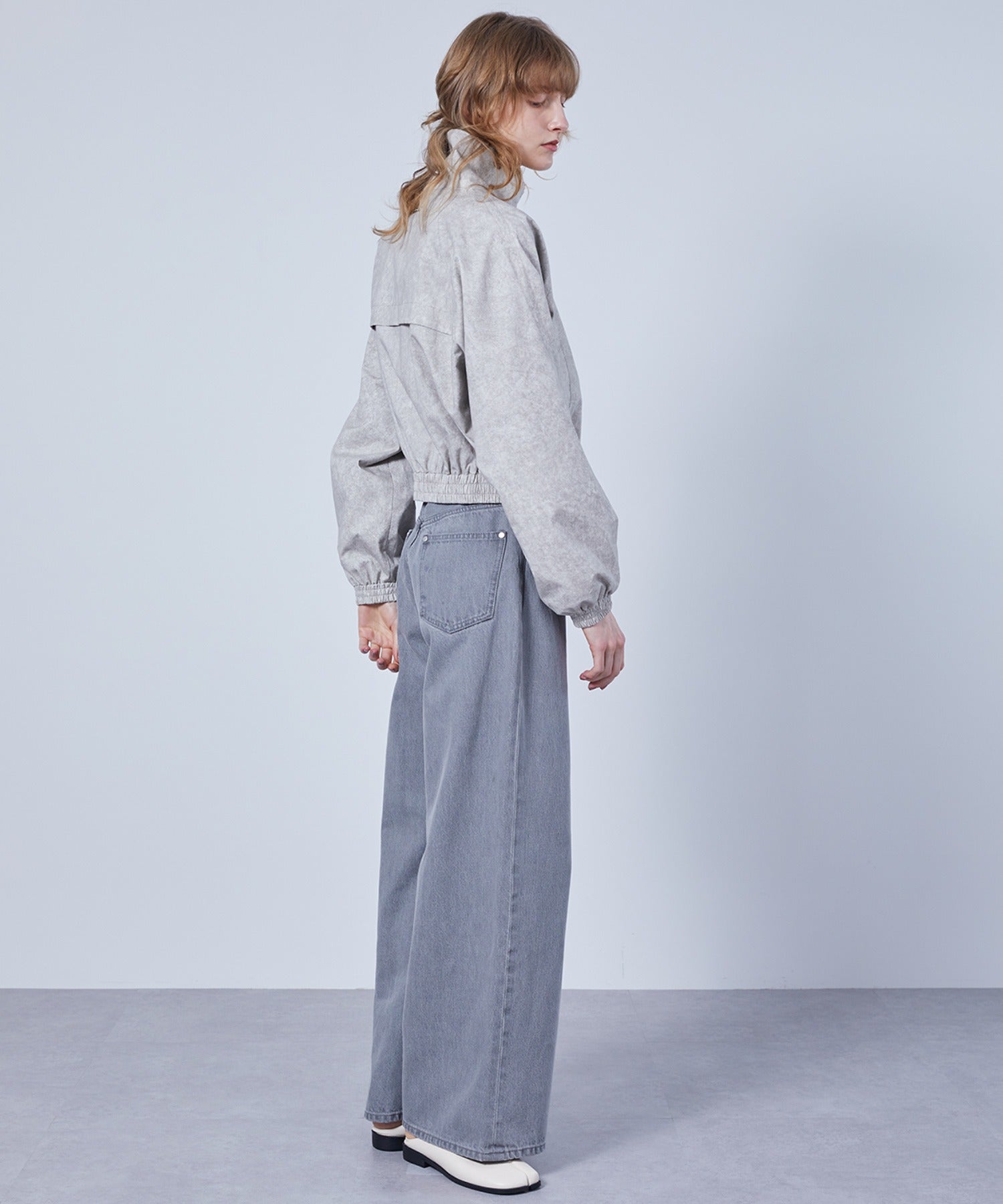 Nuance Marble Pattern High Neck Front-Tuck Volume Blouson