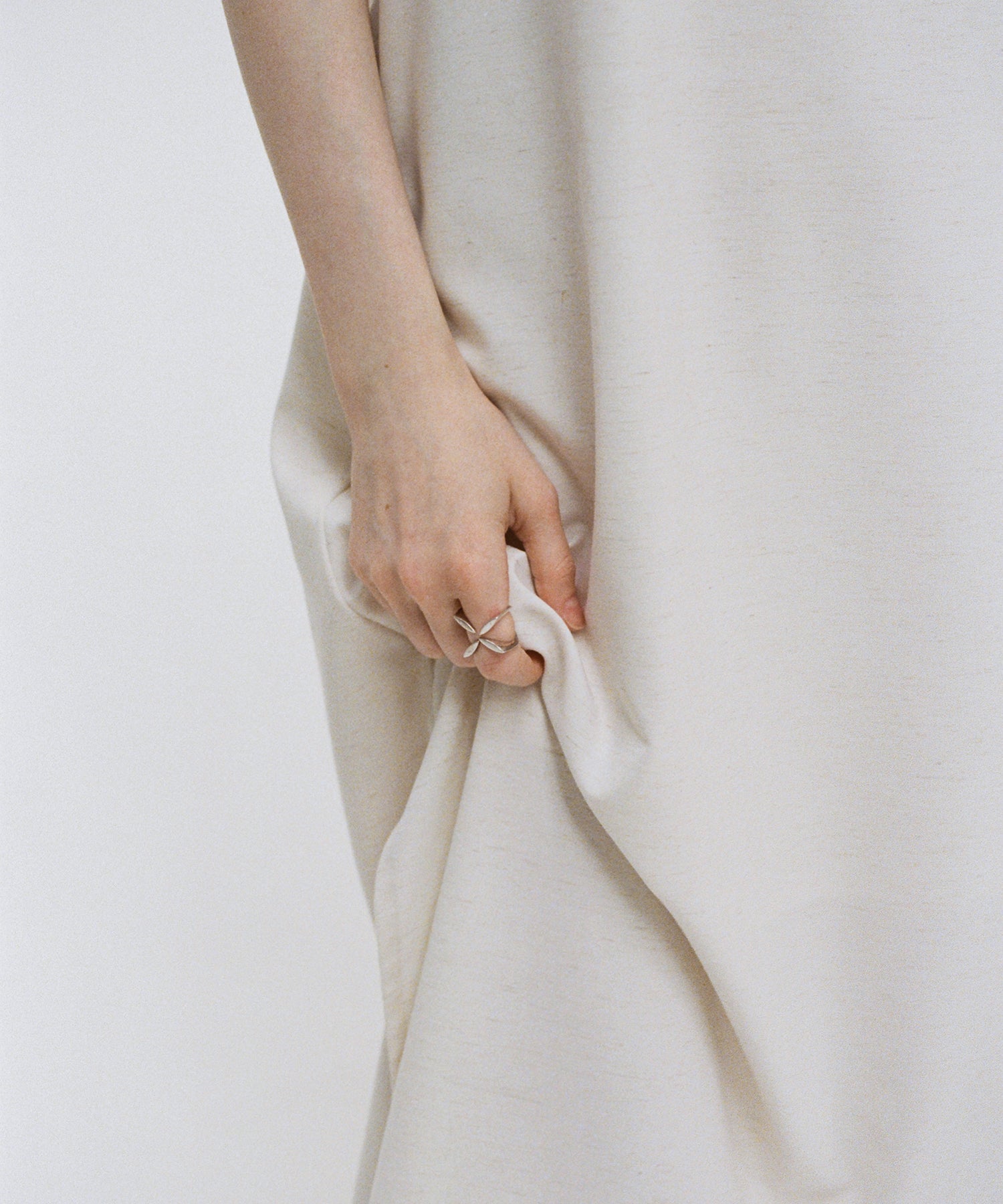 Back-Drape Sleeveless 미디 드레스