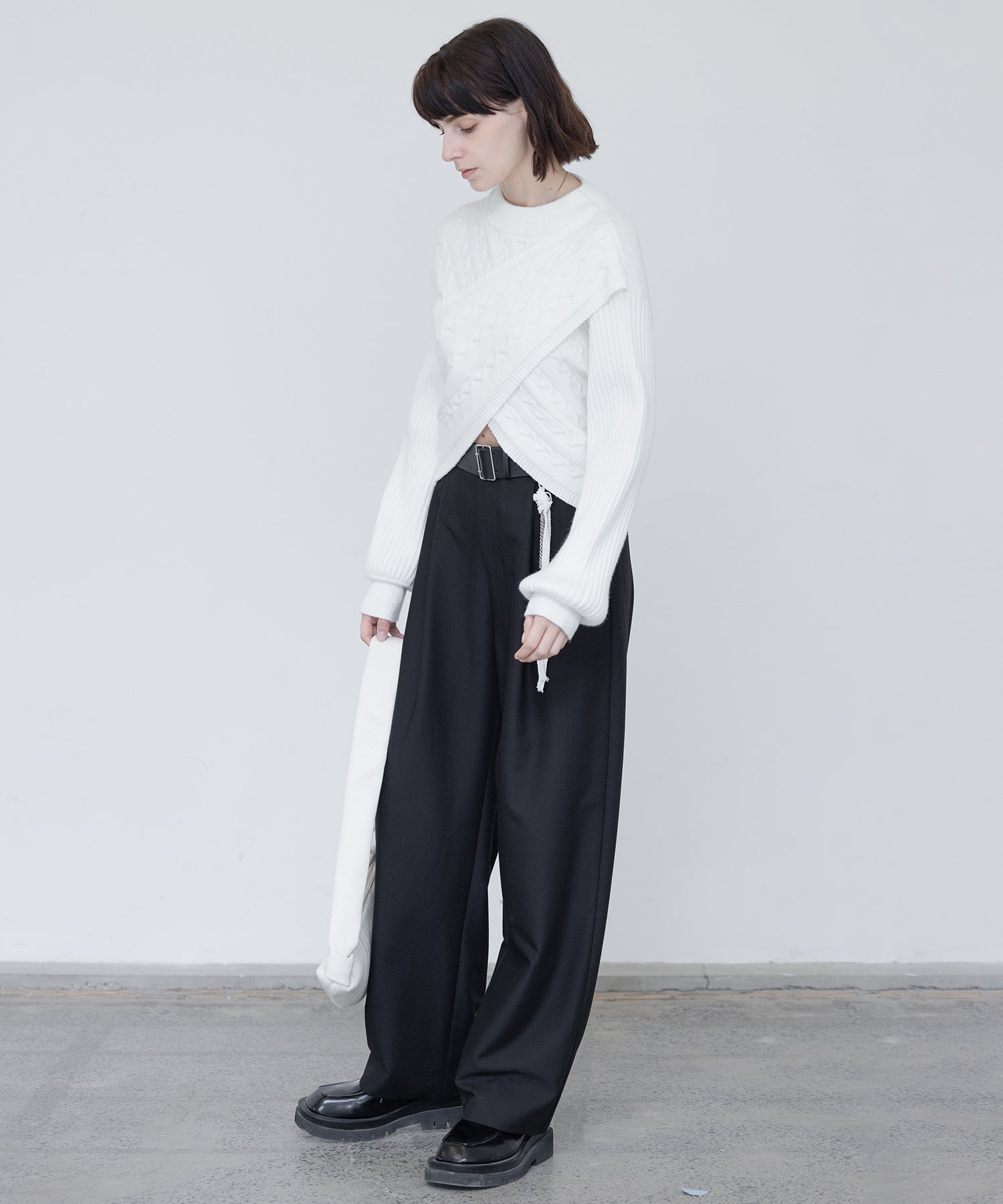 프론트 크로스 짧은 길이 니트