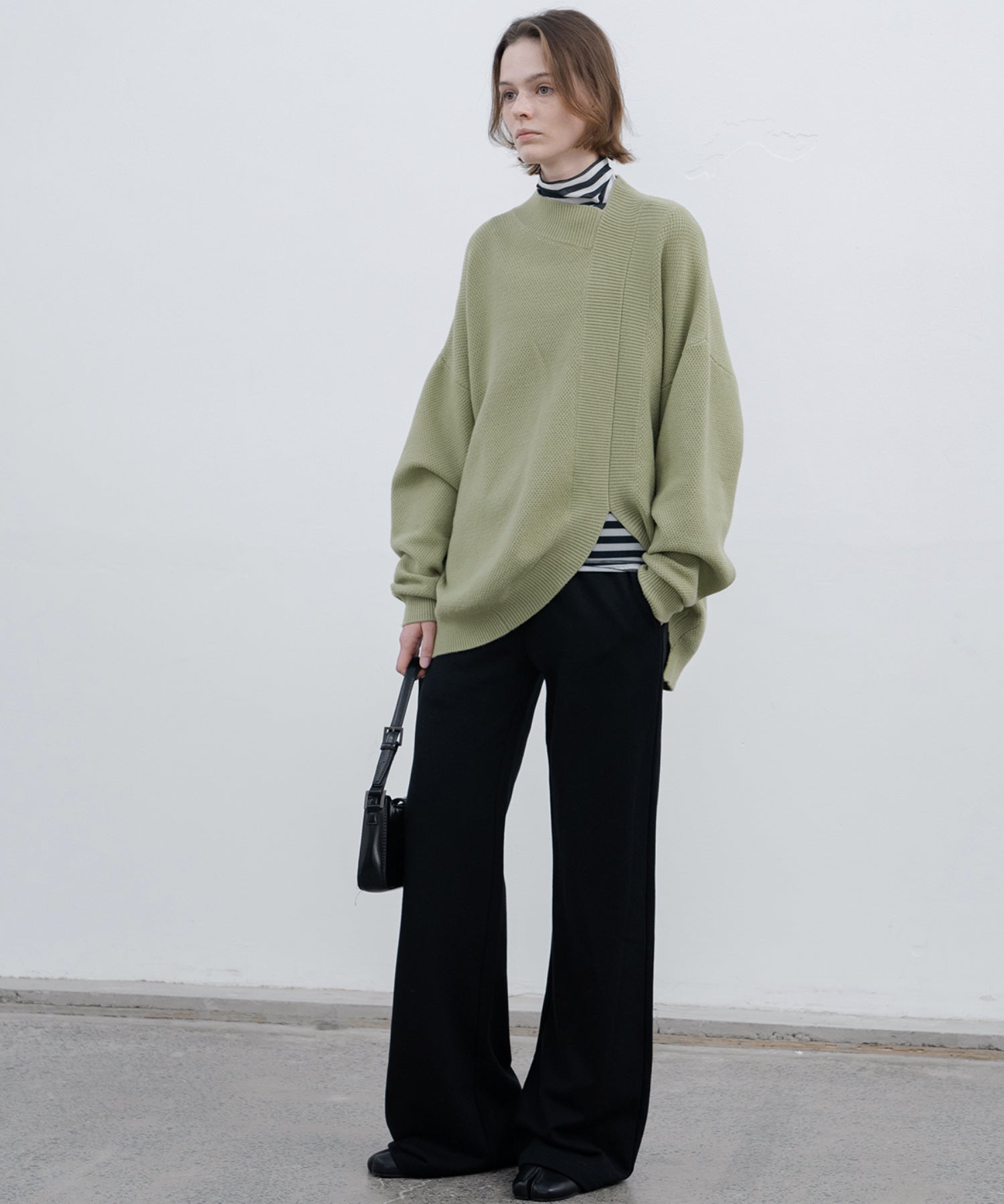 Round slit asymmetric design knit
