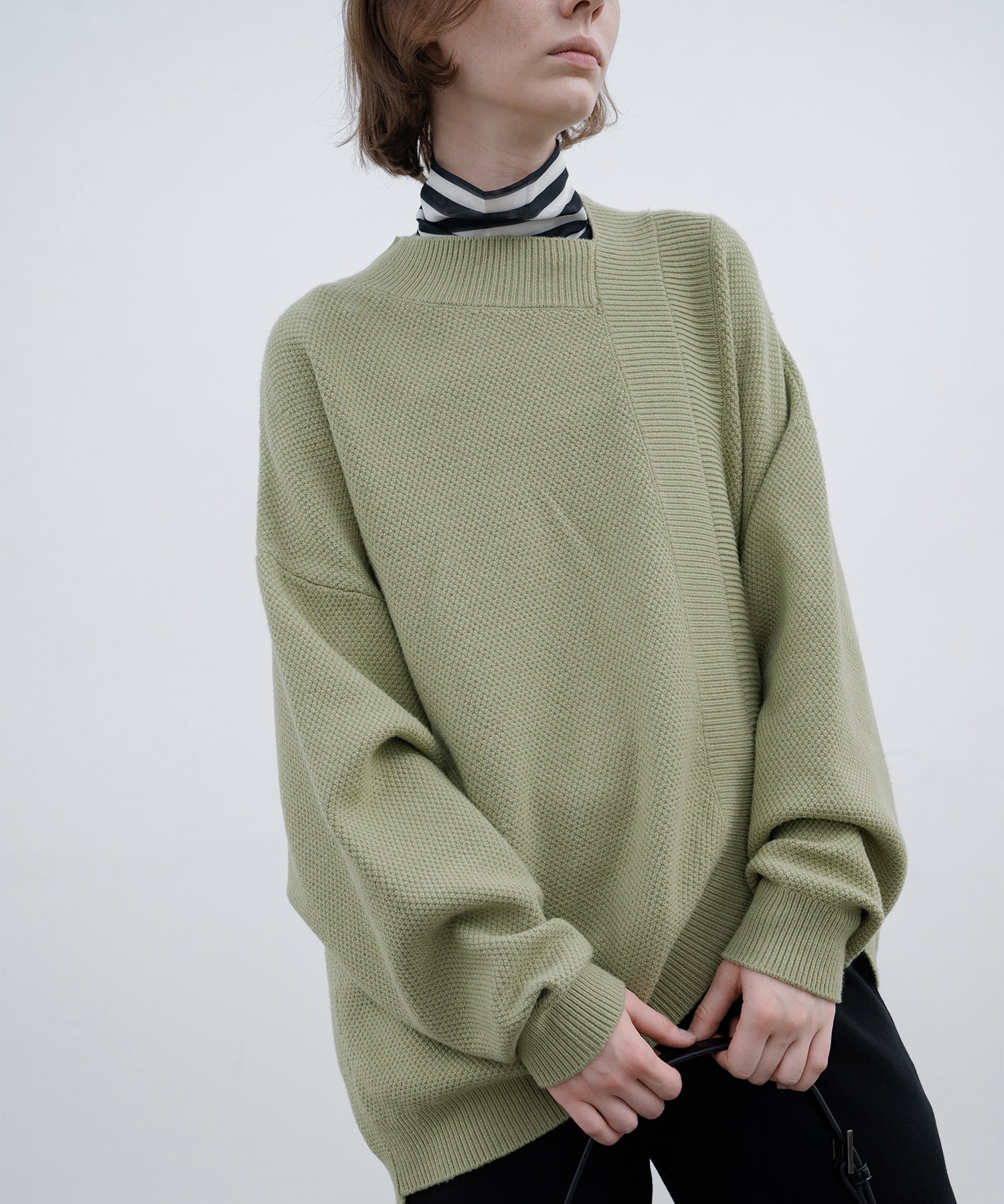 Round slit asymmetric design knit