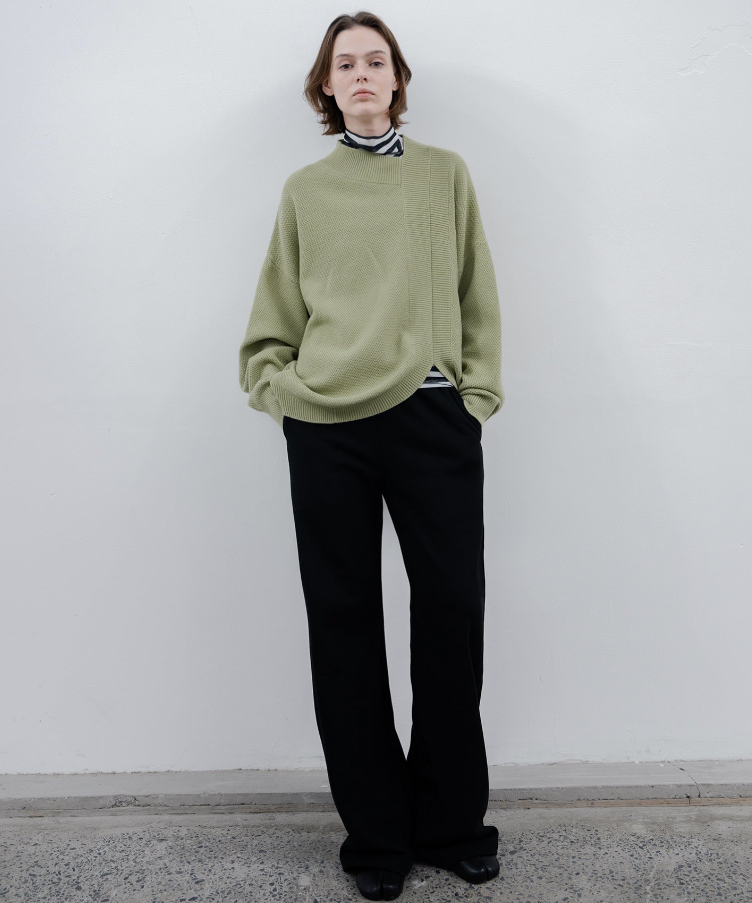 Round slit asymmetric design knit
