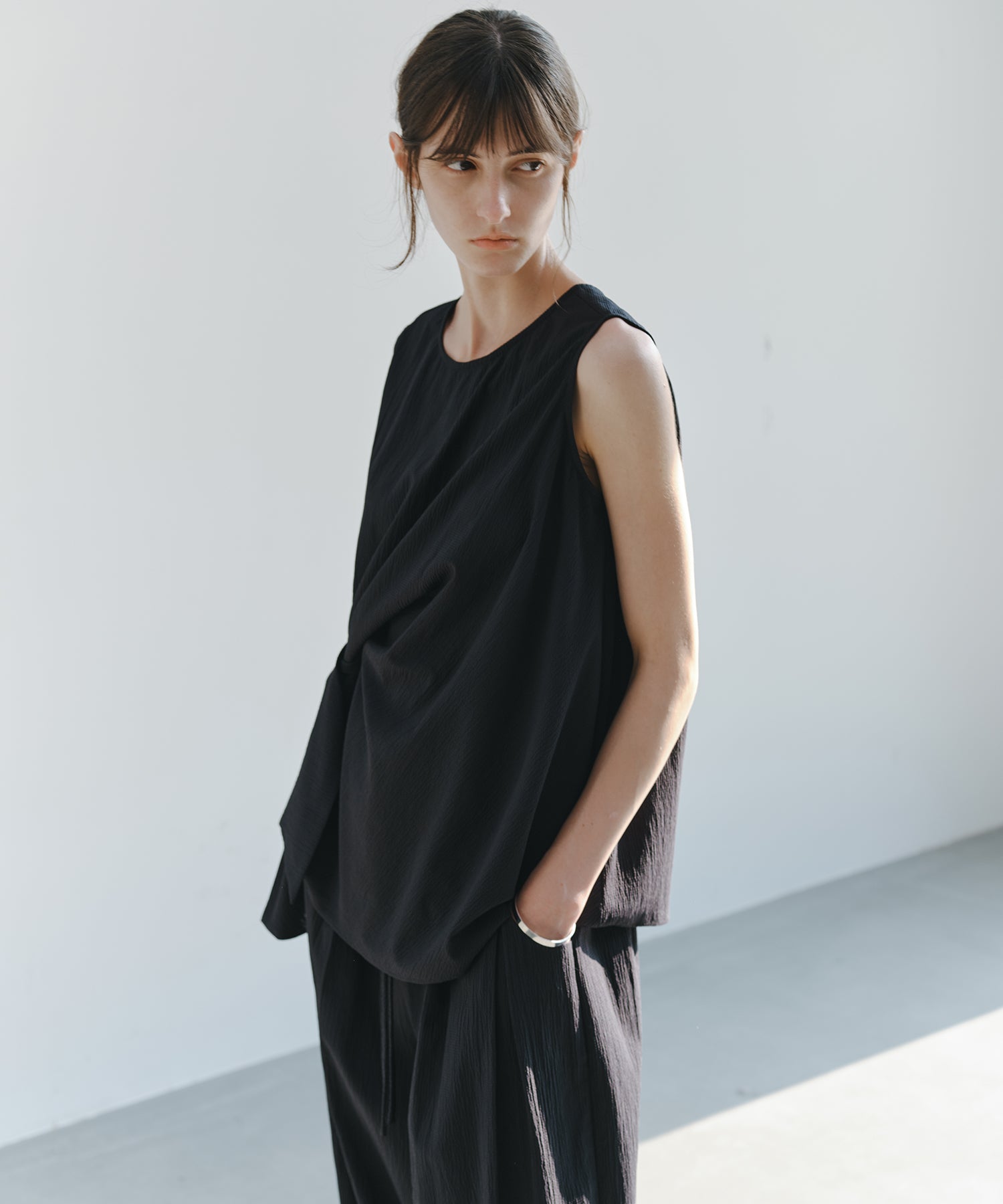 「7月上旬~中旬出荷」Twist Detail Sleeveless Top