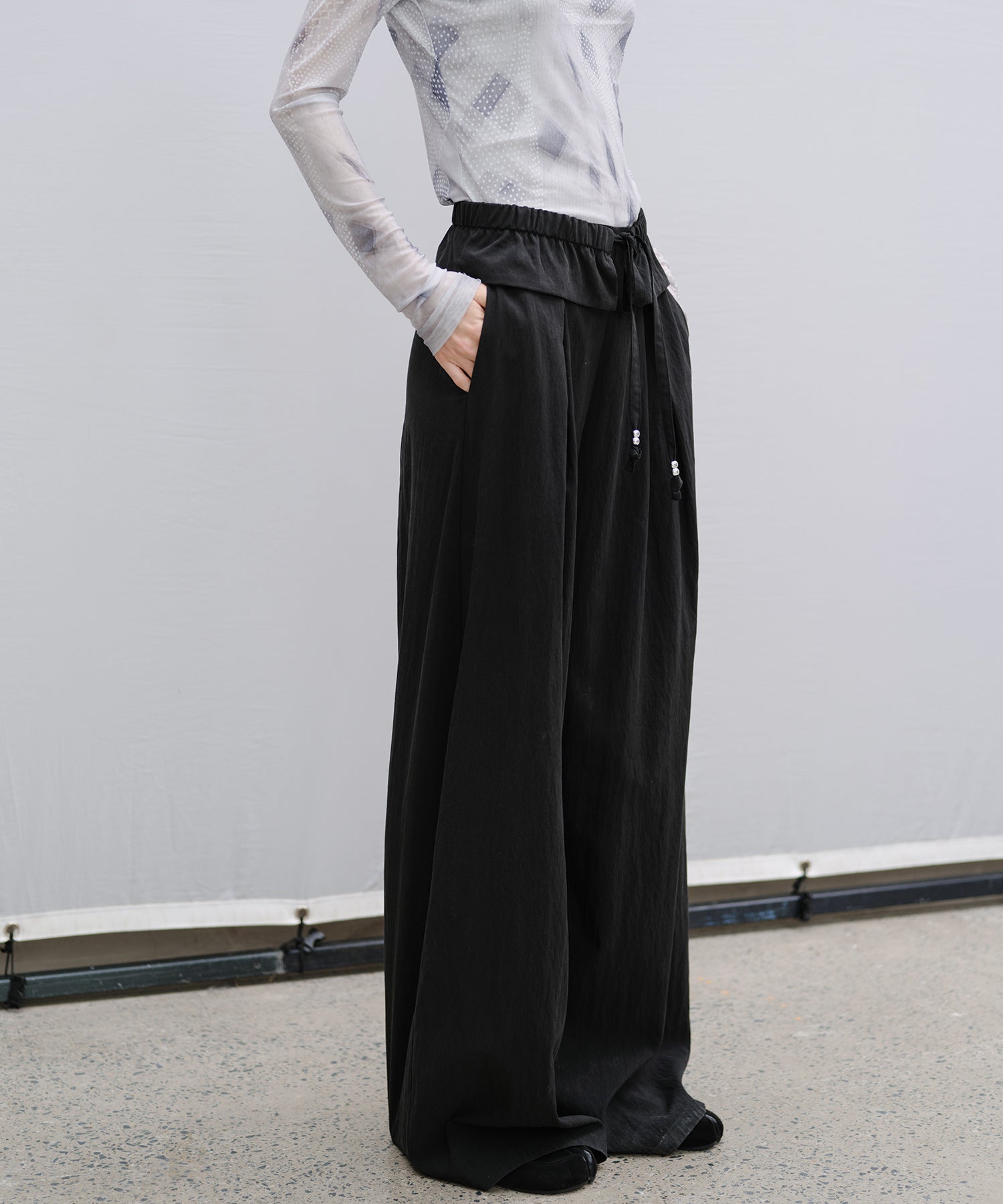 「2月下旬~3月上旬出荷」Curved Wide-Leg Drawstring Pants