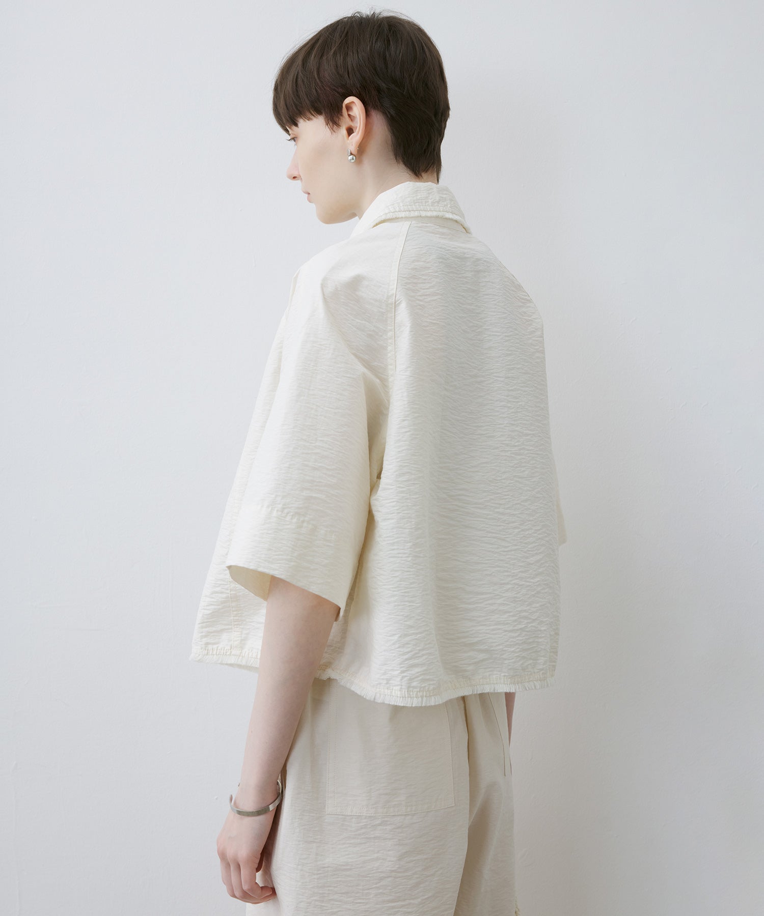 Artisanal Texture Shirt with Fringe Design – 5-Sleeve Raglan Style