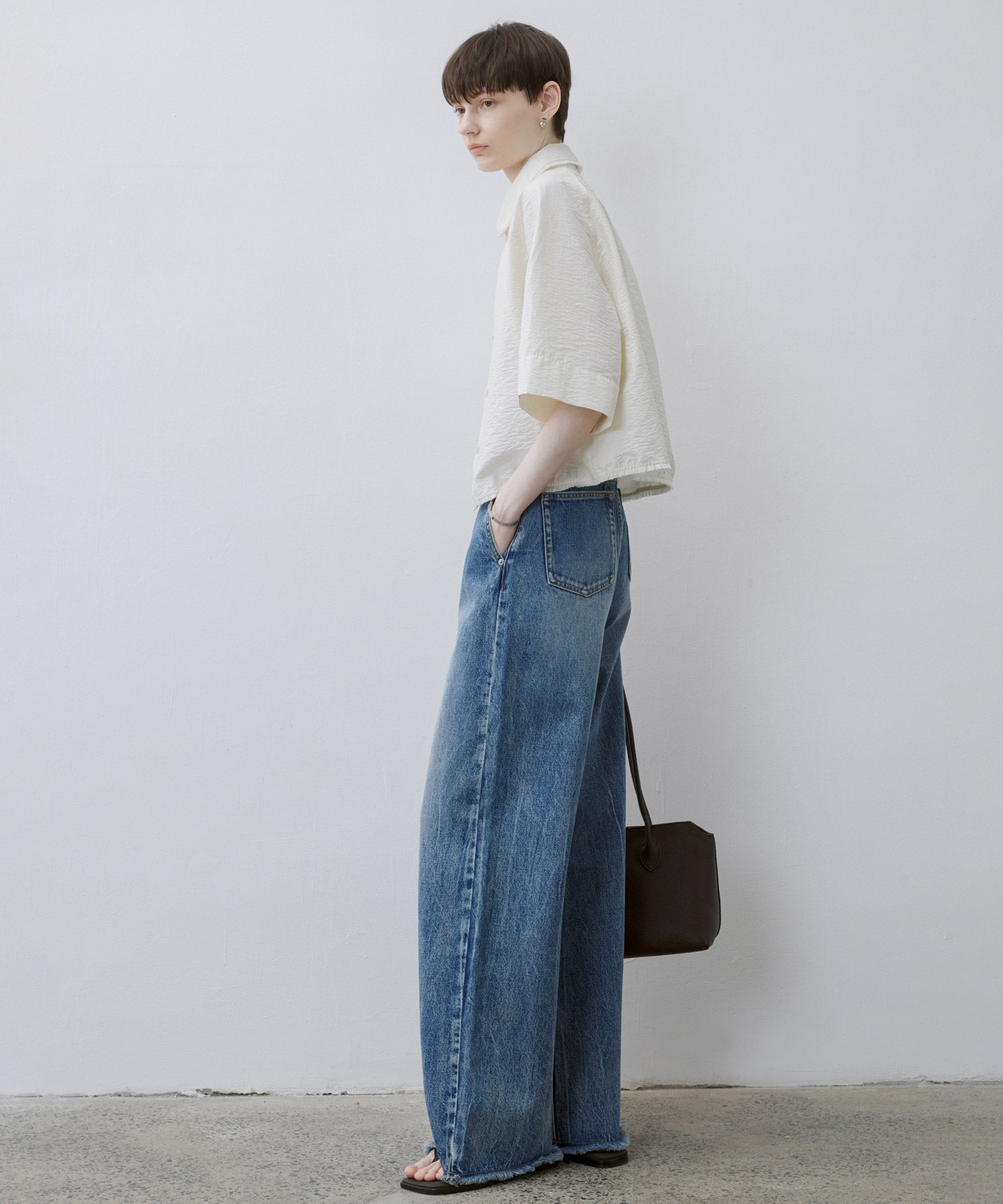 Artisanal Texture Shirt with Fringe Design – 5-Sleeve Raglan Style