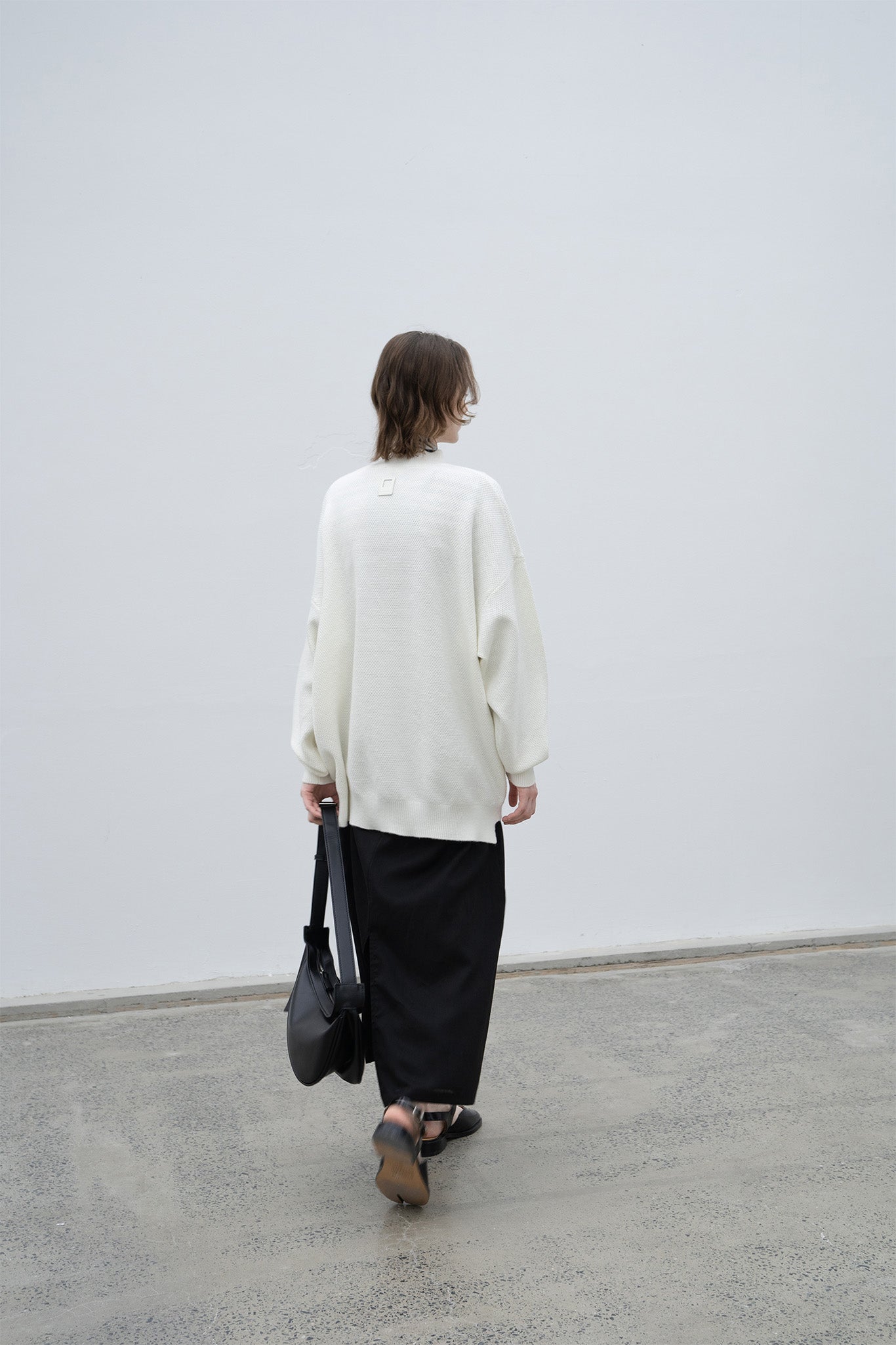 Round slit asymmetric design knit