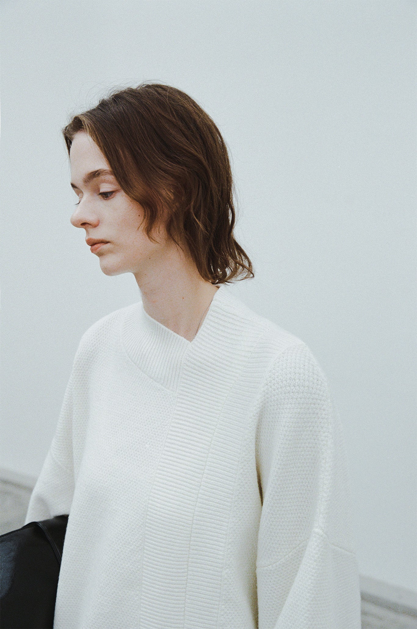 Round slit asymmetric design knit