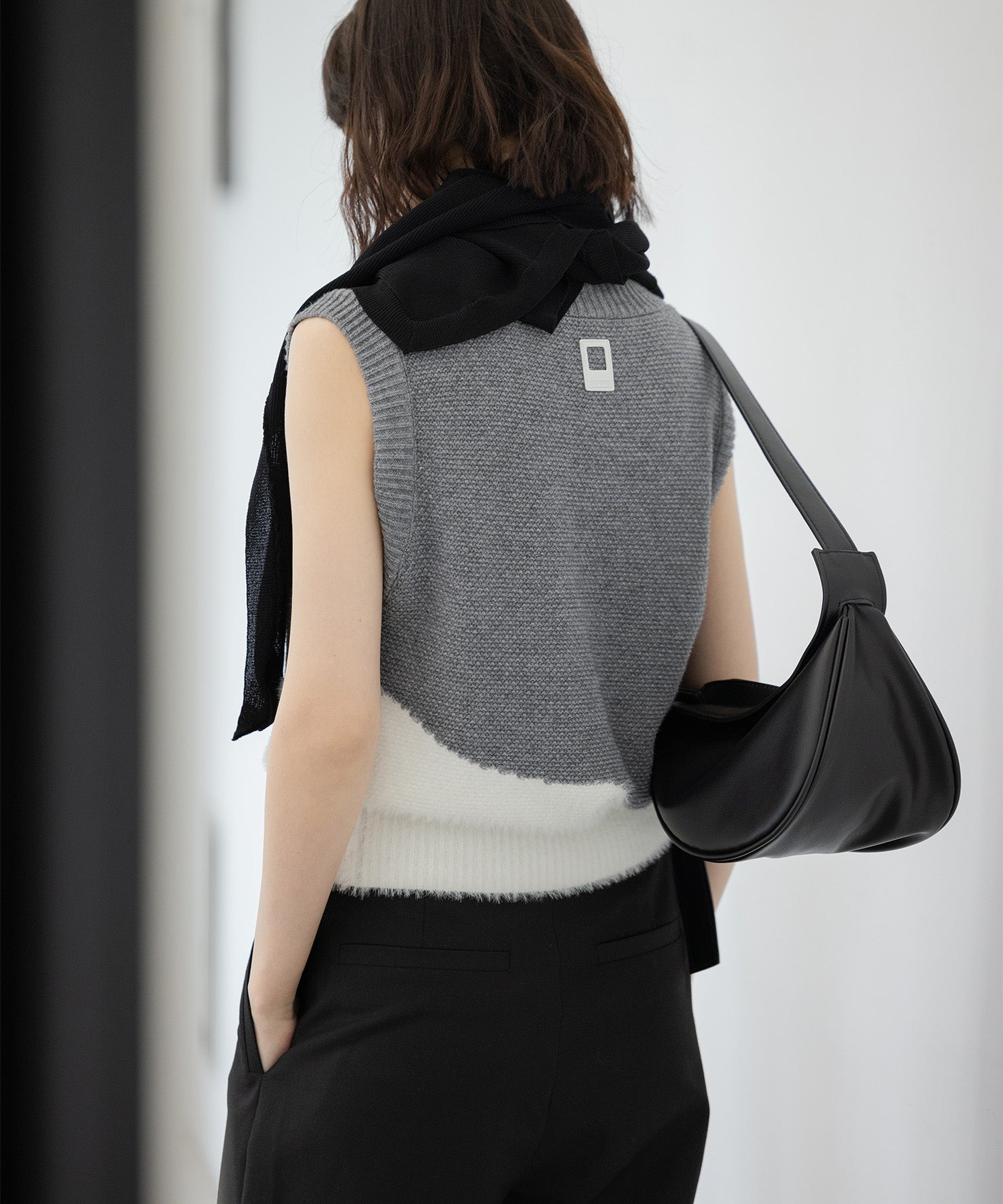 Wave docking knit vest
