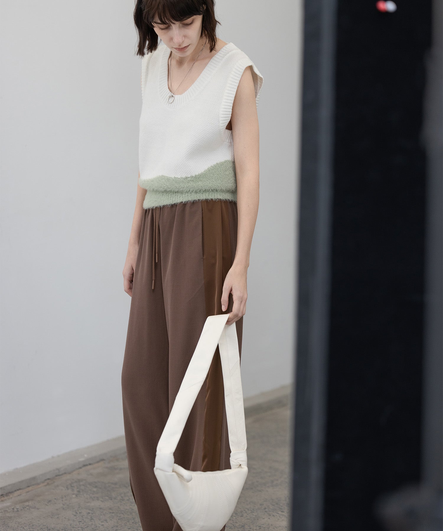 Wave docking knit vest
