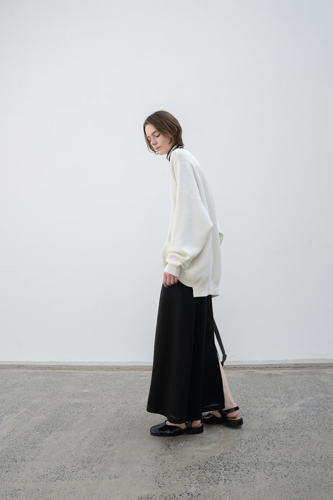 Round slit asymmetric design knit