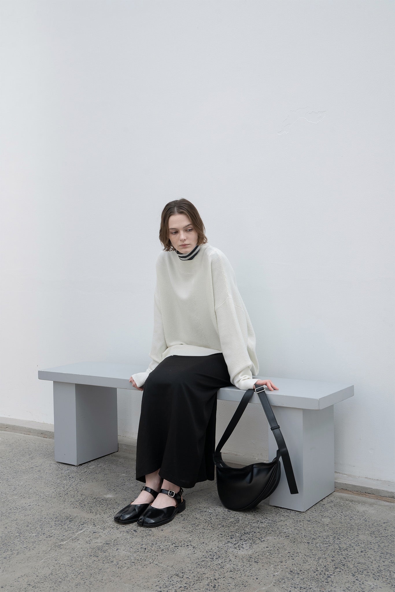 Round slit asymmetric design knit