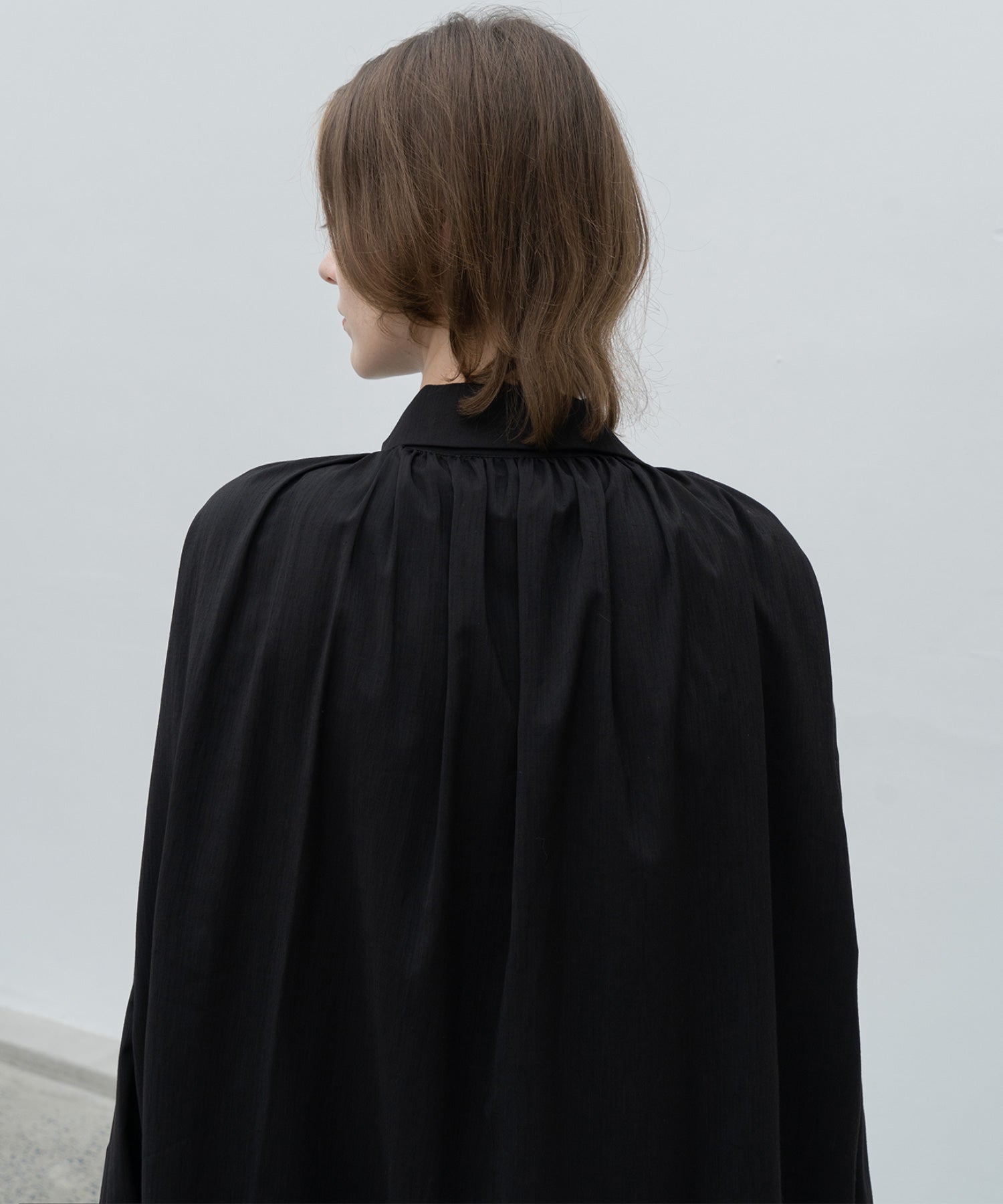 Gathered tuck shoulder volume sleeve over silhouette shirt 