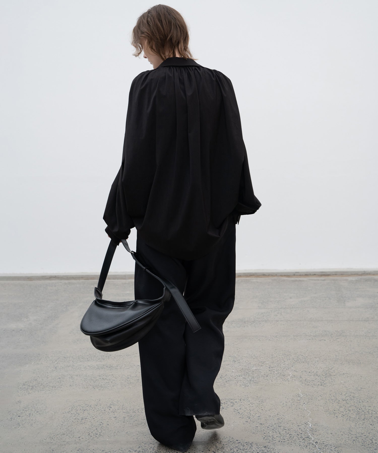 Gathered tuck shoulder volume sleeve over silhouette shirt 