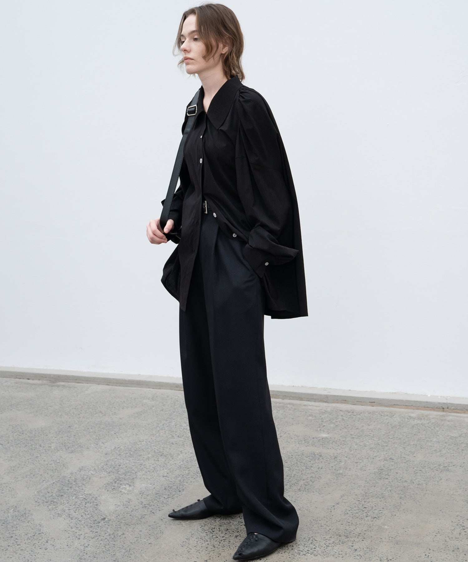 Gathered tuck shoulder volume sleeve over silhouette shirt 