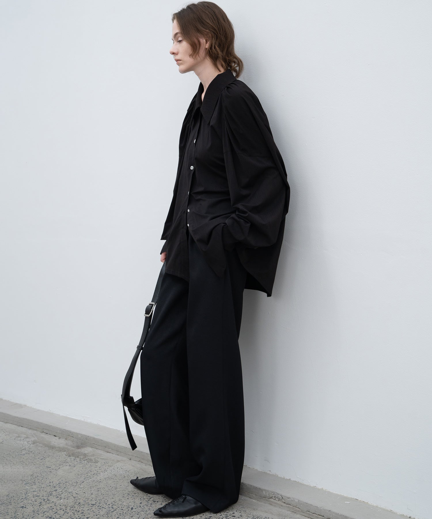 Gathered tuck shoulder volume sleeve over silhouette shirt 