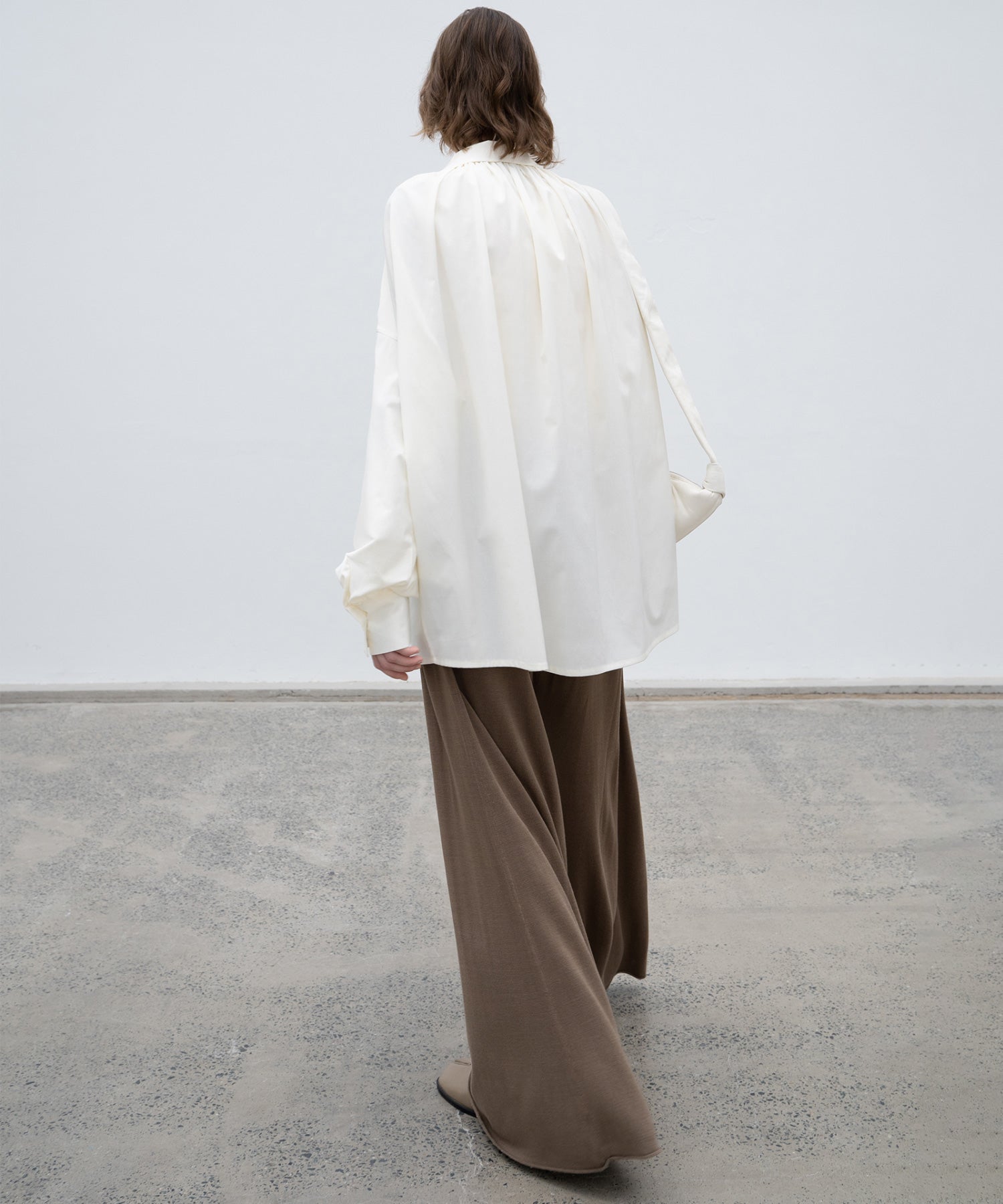Gathered tuck shoulder volume sleeve over silhouette shirt 