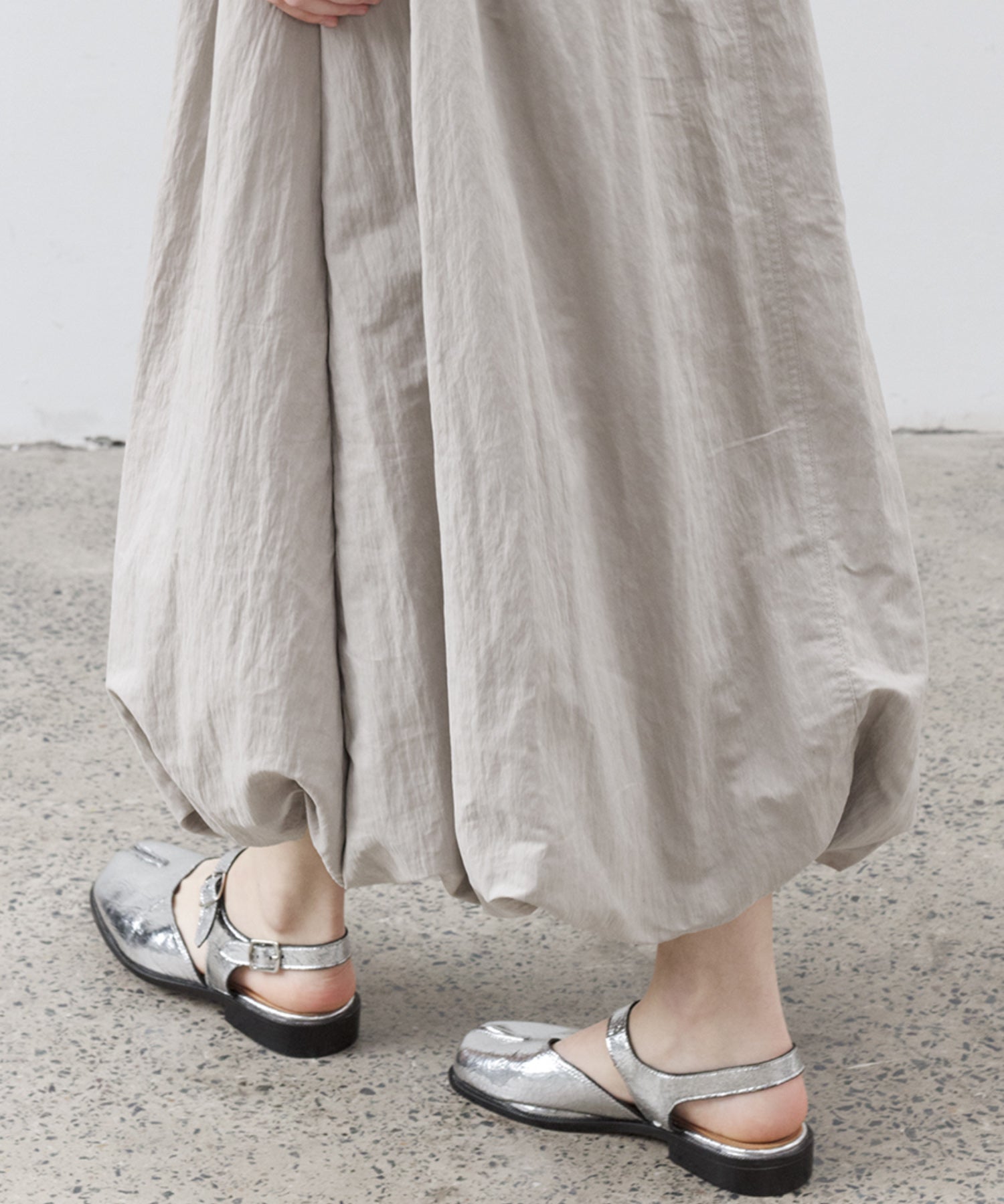 Narrow Volume Silhouette Skirt