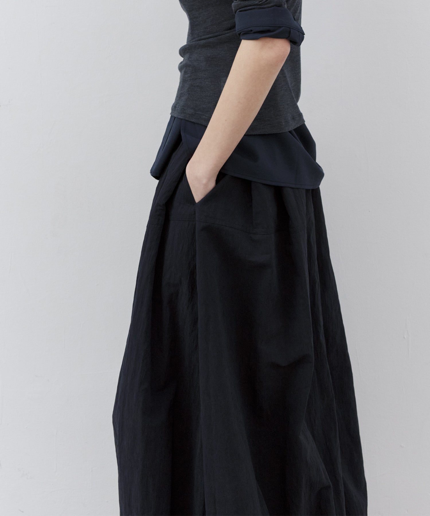Narrow Volume Silhouette Skirt