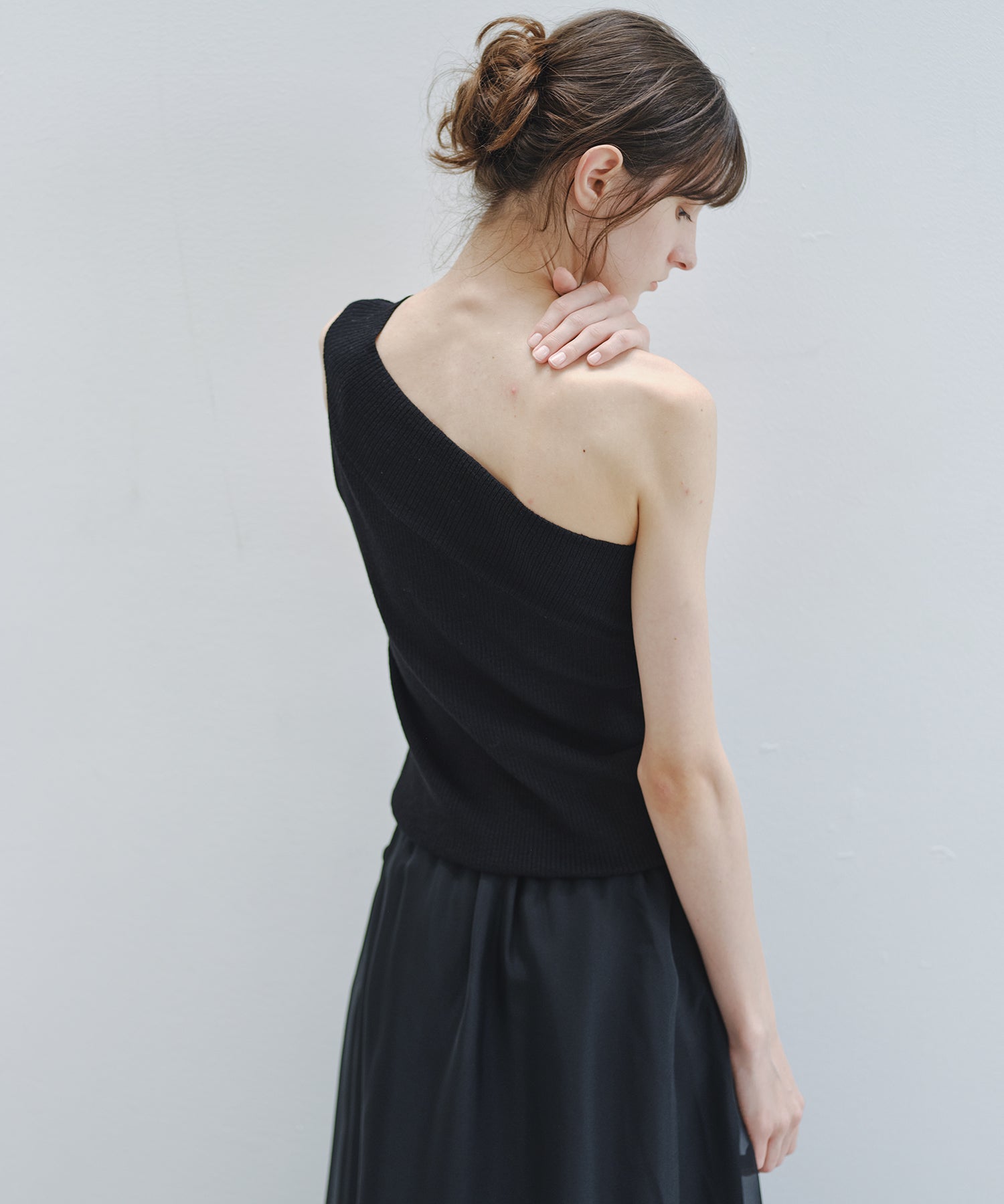 「7月中旬～下旬出荷」Asymmetric Ribbed One-Shoulder Top