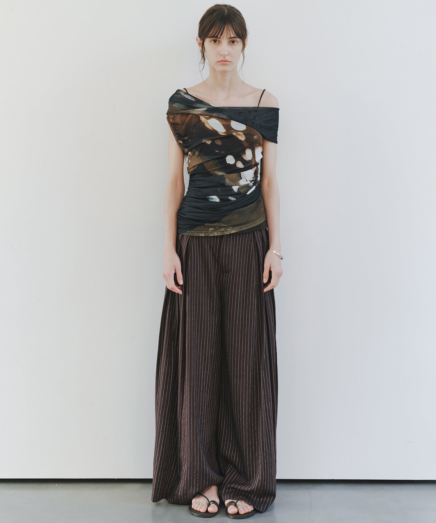 「7月上旬～中旬出荷」Art Print One-Shoulder Sheer Top