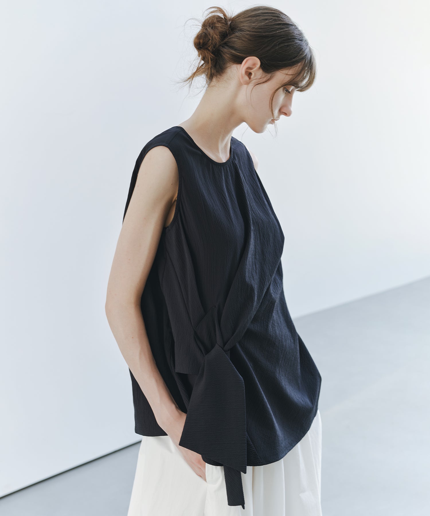 「7月上旬～中旬出荷」Twist Detail Sleeveless Top