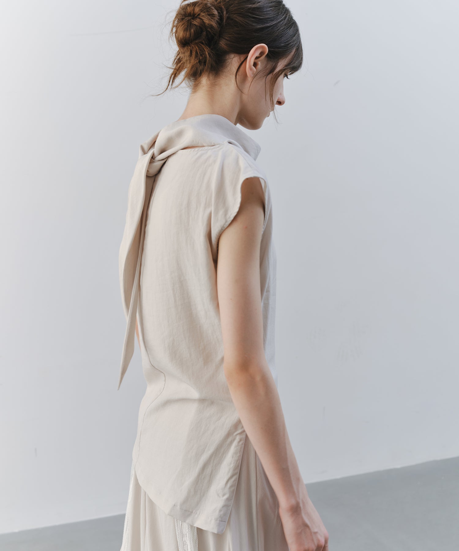 「7月中旬～下旬出荷」Draped Neck Back Tie Top